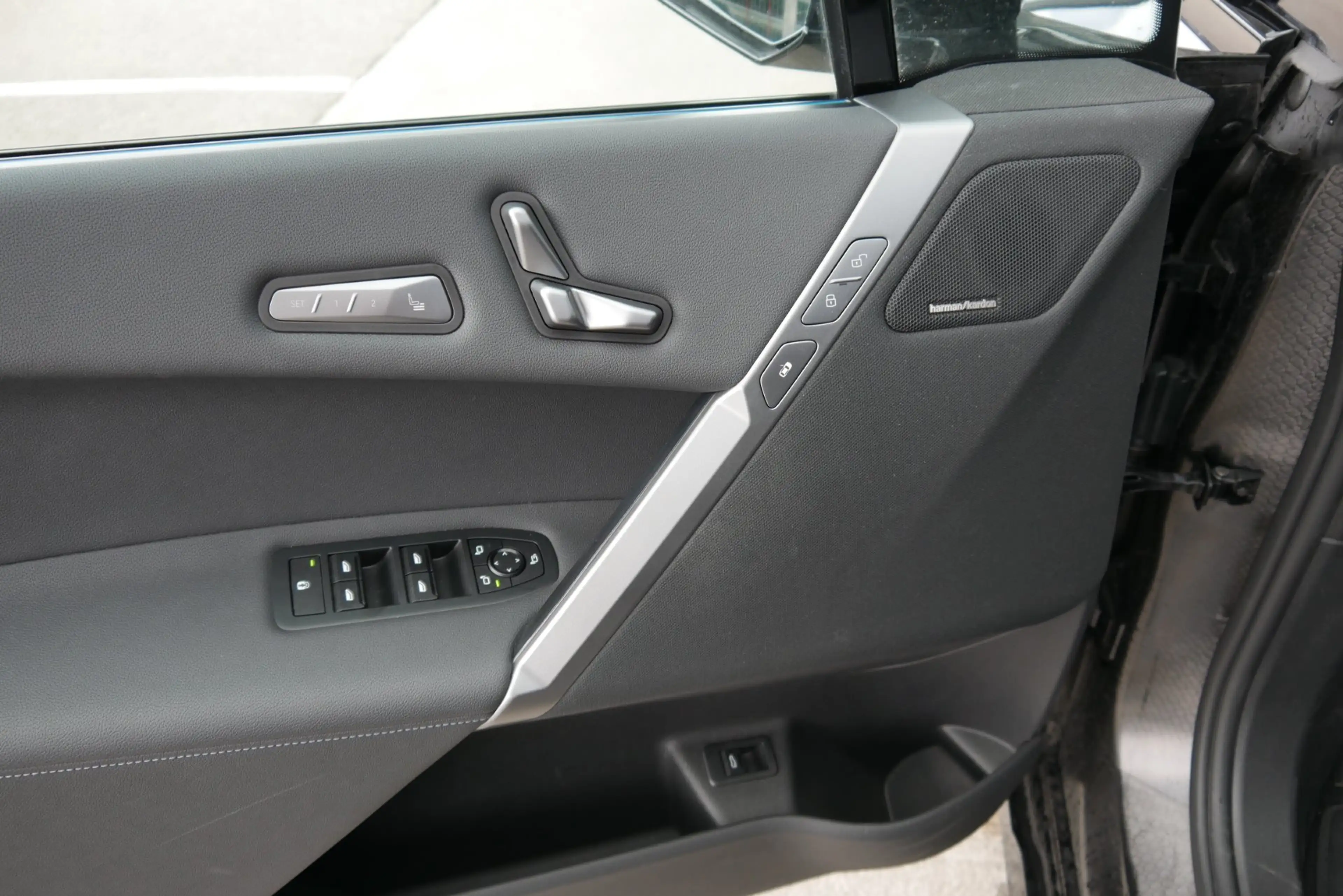 BMW iX xDrive45 — photo 10