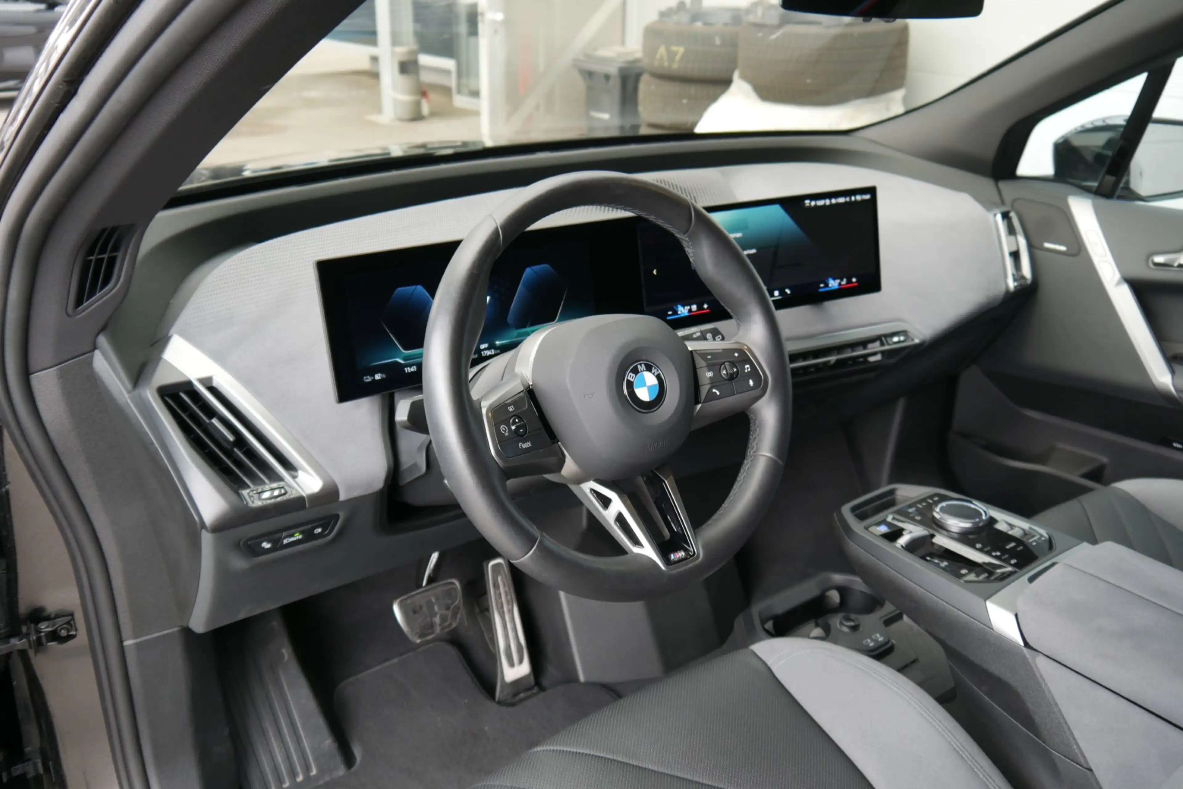 BMW iX xDrive45 — photo 11