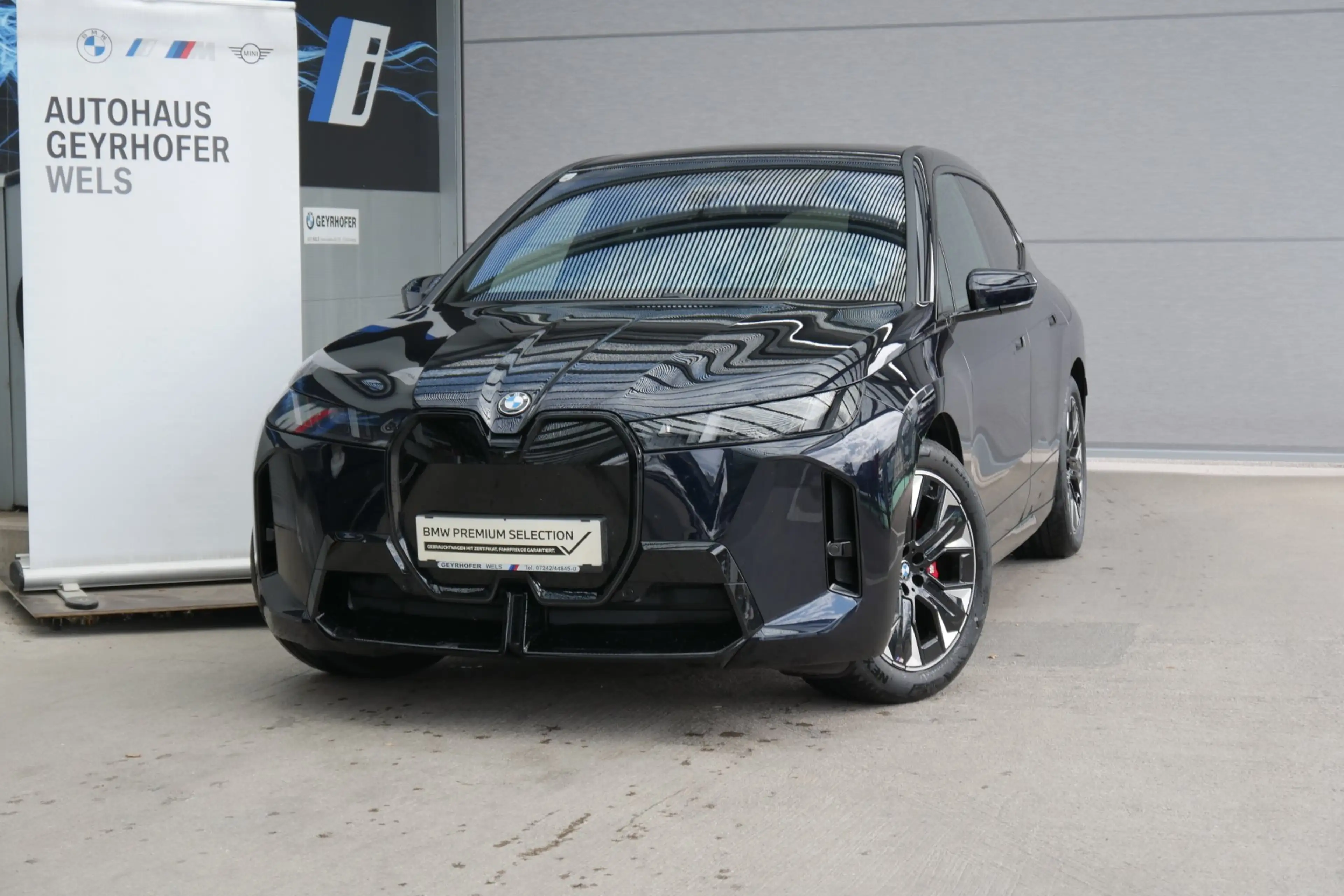 BMW iX xDrive45 — photo 2