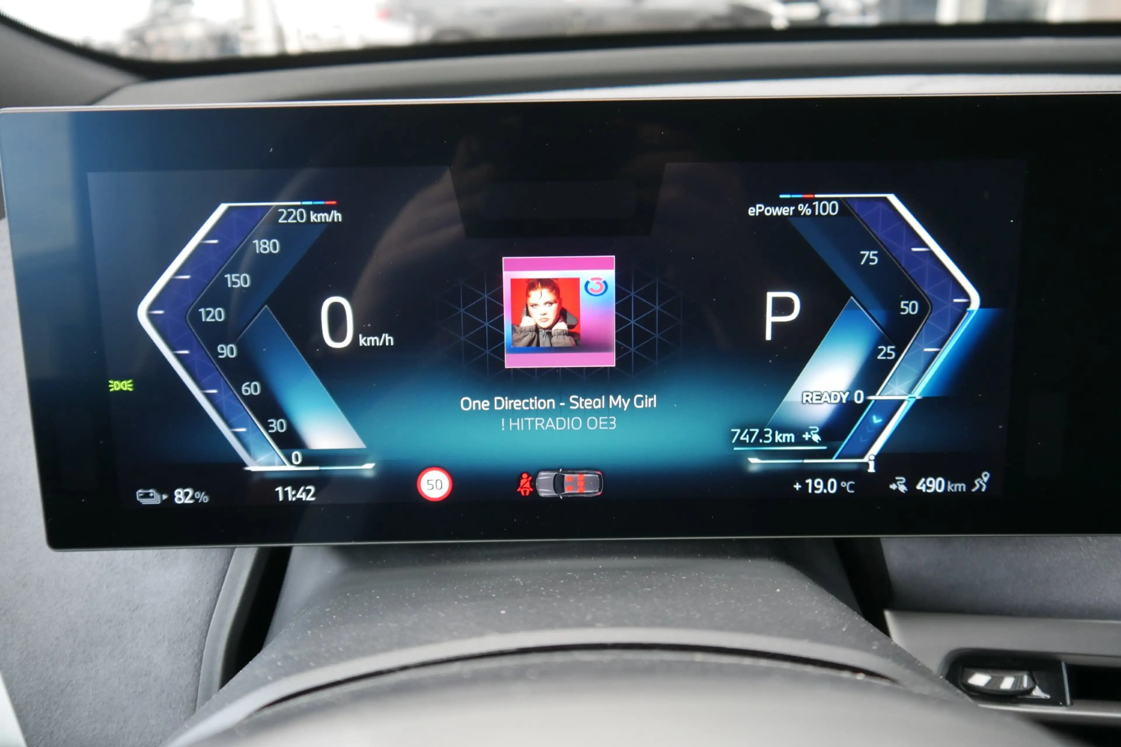 BMW iX xDrive45 — photo 14