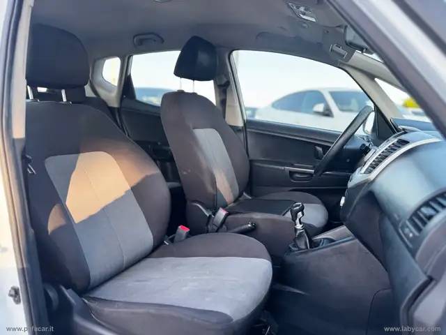 Kia Venga view 5