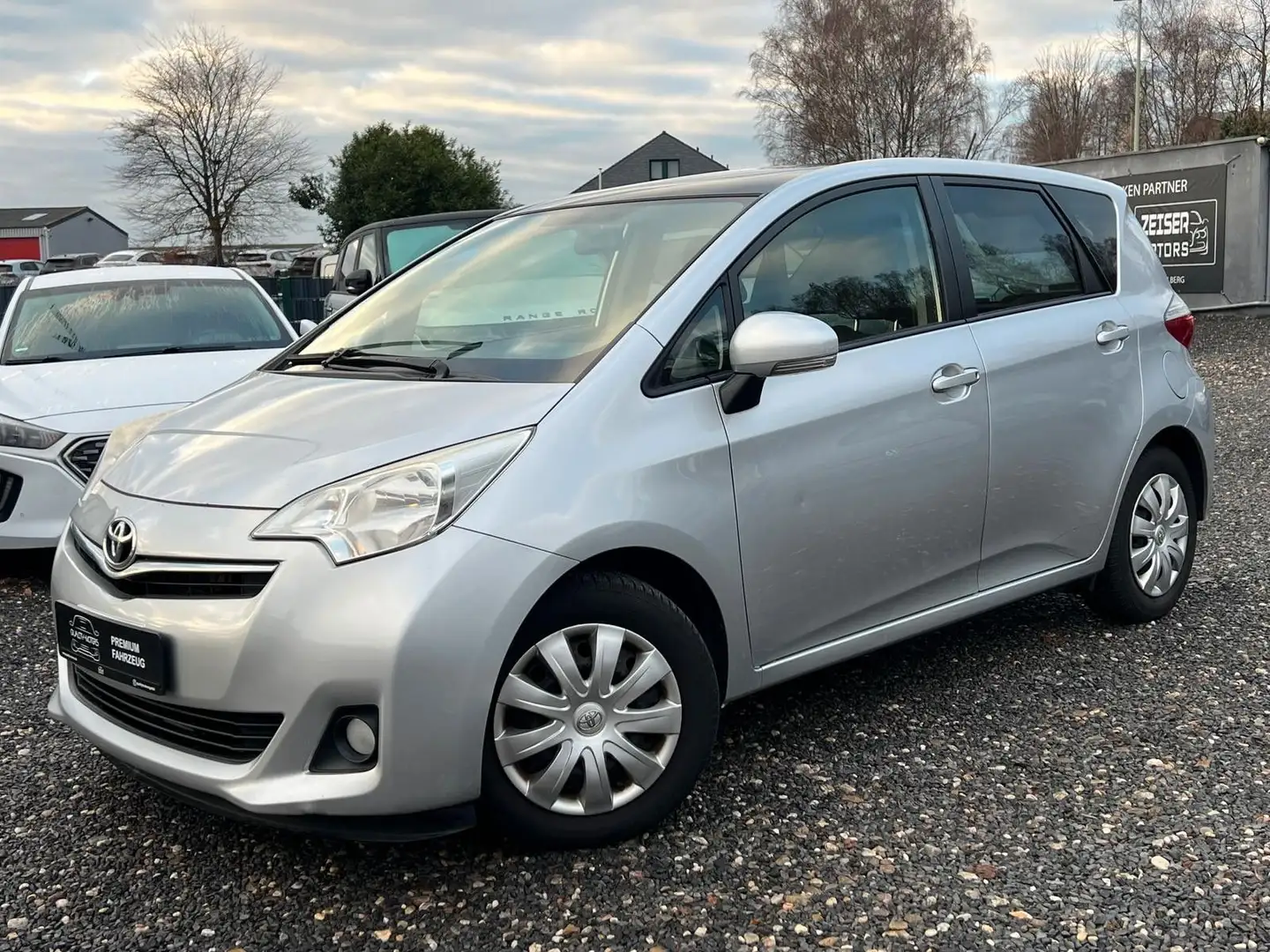 Toyota Verso-S 1,4l D-KAMERA-PANORAMA-KLIMA-SERVO Silber - 1
