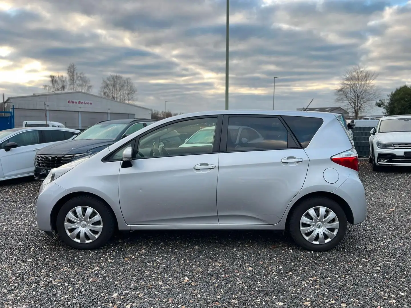 Toyota Verso-S 1,4l D-KAMERA-PANORAMA-KLIMA-SERVO Silber - 2
