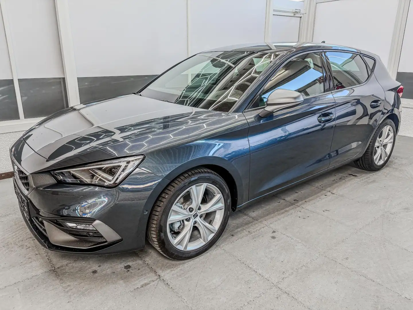 SEAT Leon FR 1.5 TSI AHK MATRIX NAVI SHZ 1,5 TSI 110kW/15... Grau - 1