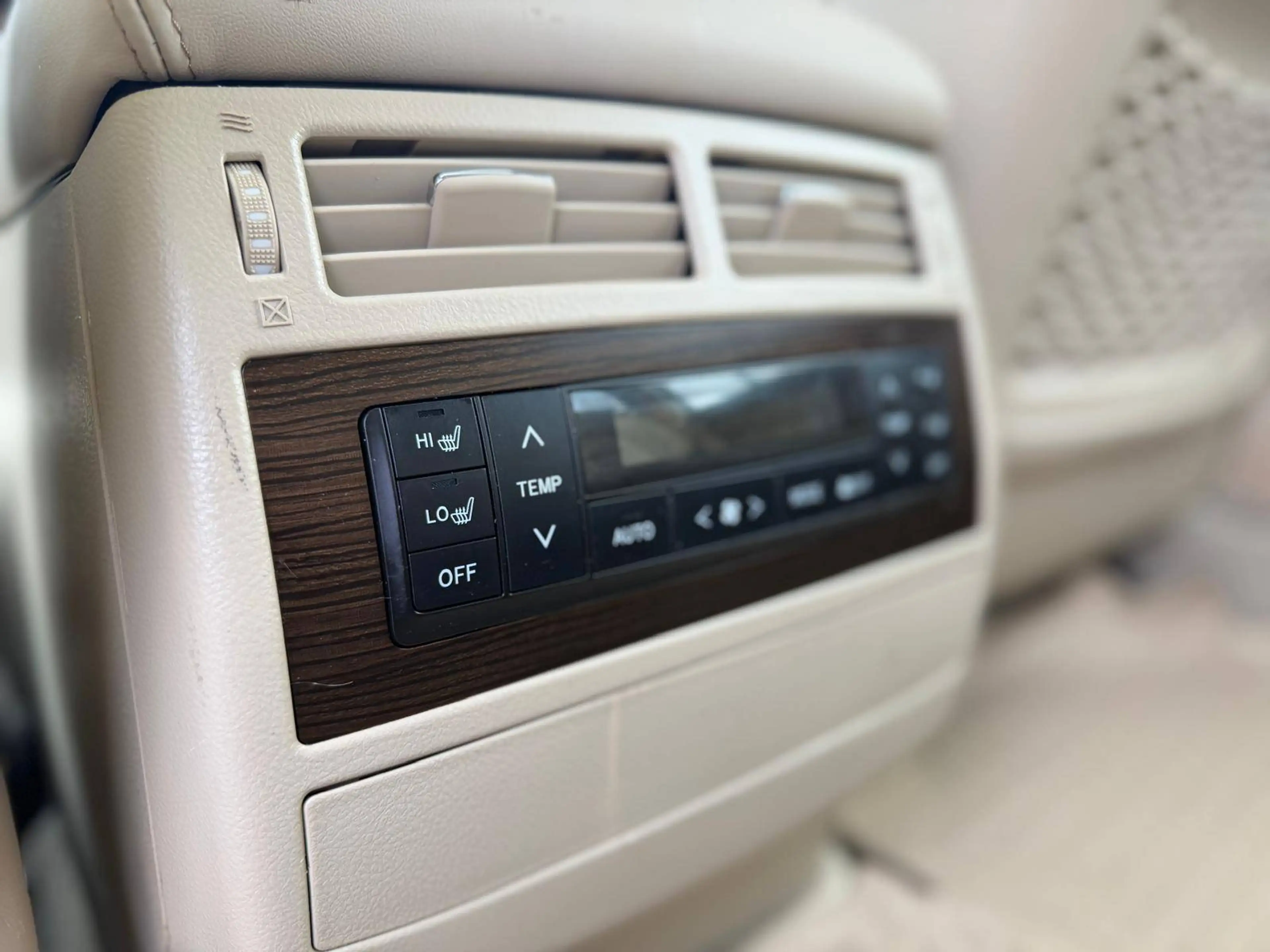 Toyota Land Cruiser LC 200  4.6 Benzine V8, EU-uitvoering — photo 3