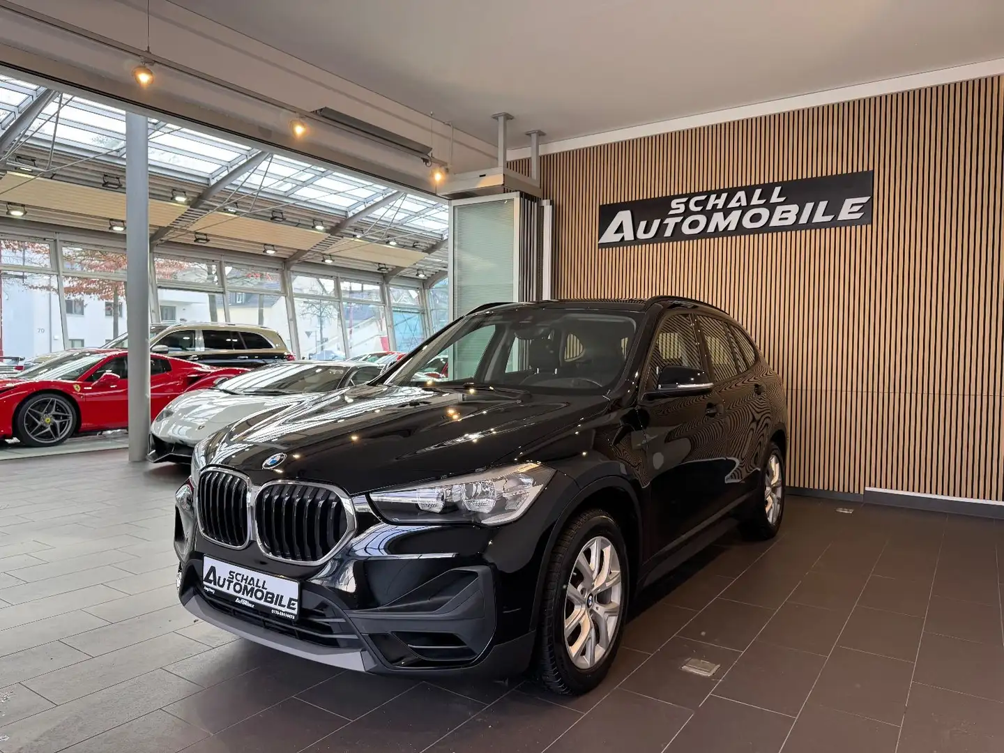 BMW X1 xDrive 25e ADVANTAGE/PDC/PANO/AHK/SHZG/KAMERA Negro - 1