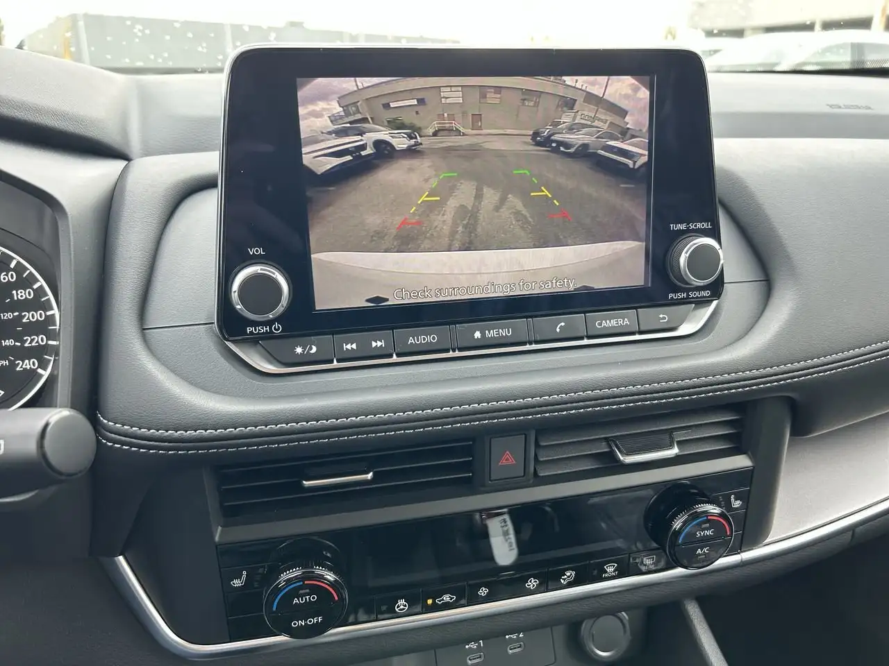 Nissan Rogue снимка Nissan Rogue