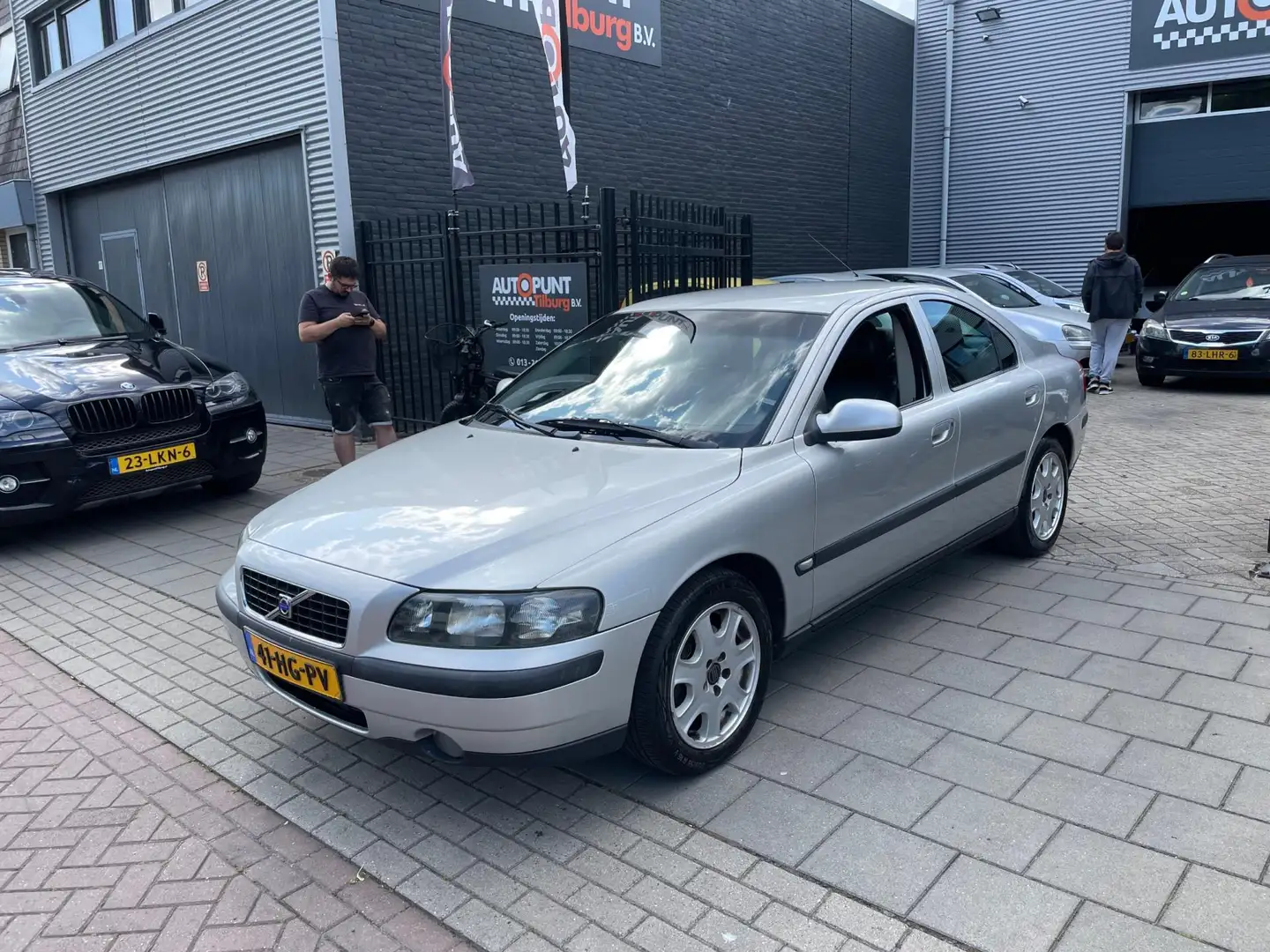 Volvo S60 2.4 Edition 2e Eigenaar! Trekhaak Airco NAP APK Grijs - 1