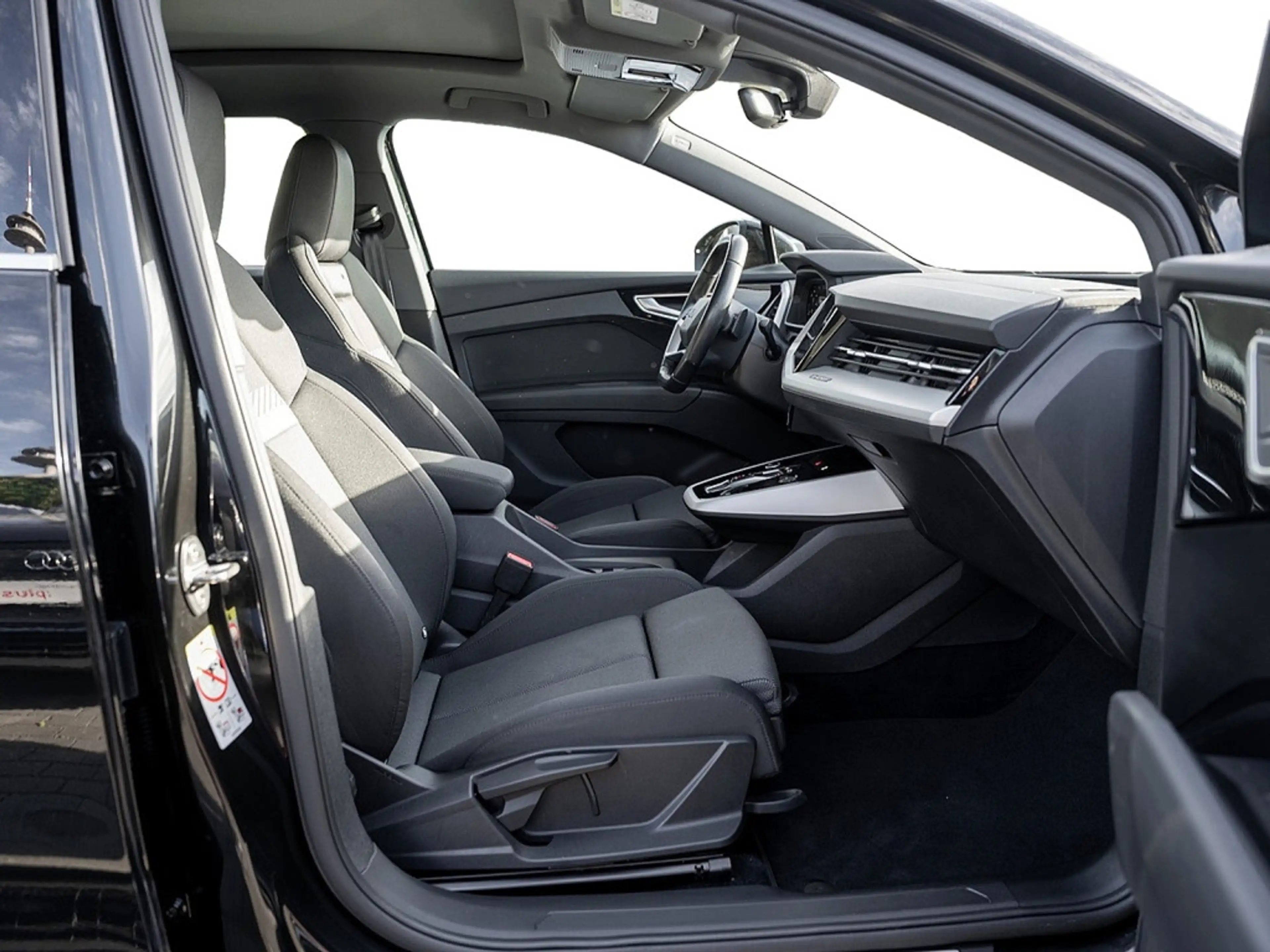 Audi Q4 e-tron 40 AHK PANO KAM LED SHZ PDC ACC — photo 3