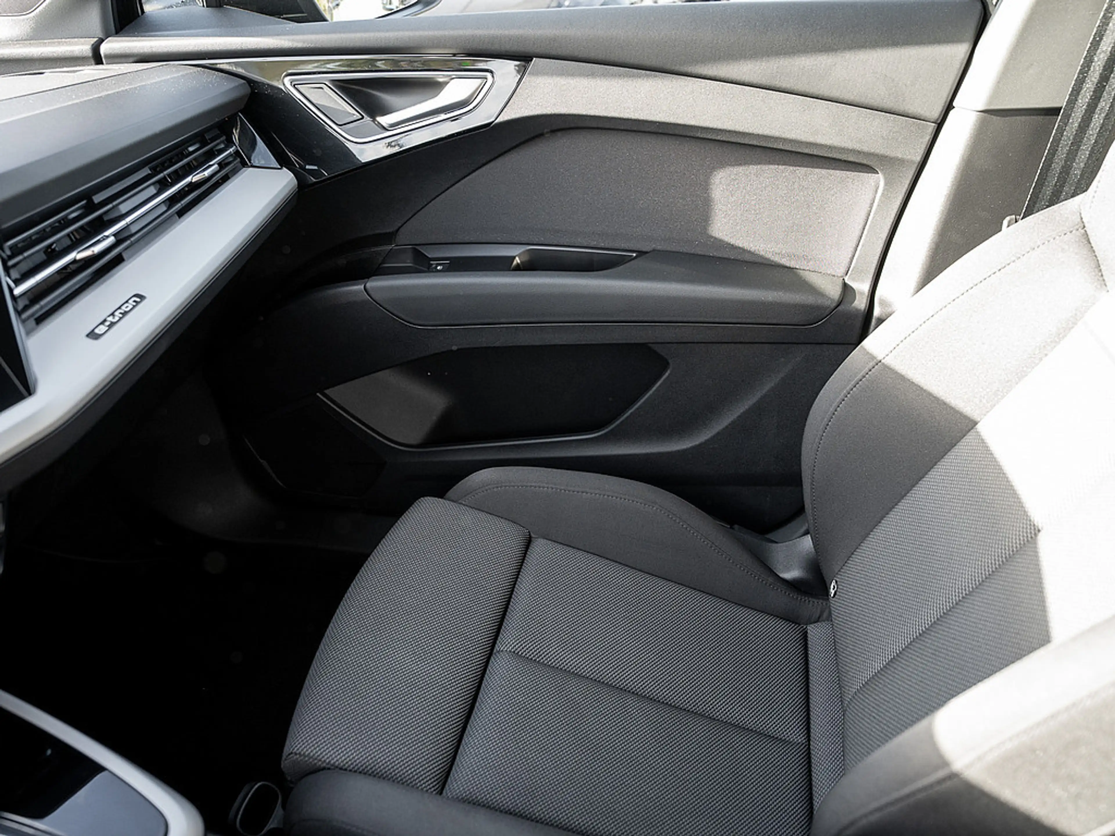 Audi Q4 e-tron 40 AHK PANO KAM LED SHZ PDC ACC — photo 11