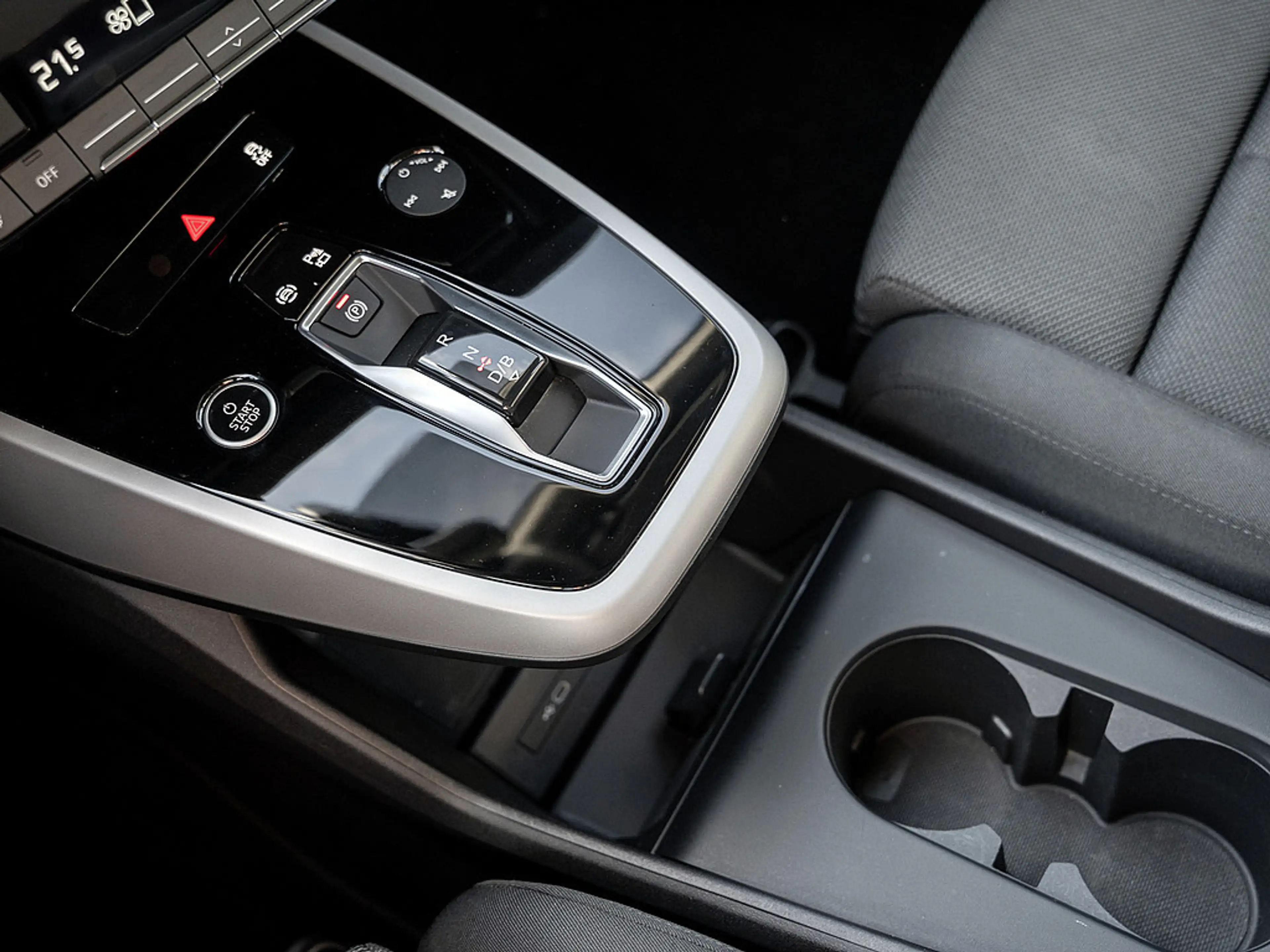 Audi Q4 e-tron 40 AHK PANO KAM LED SHZ PDC ACC — photo 10