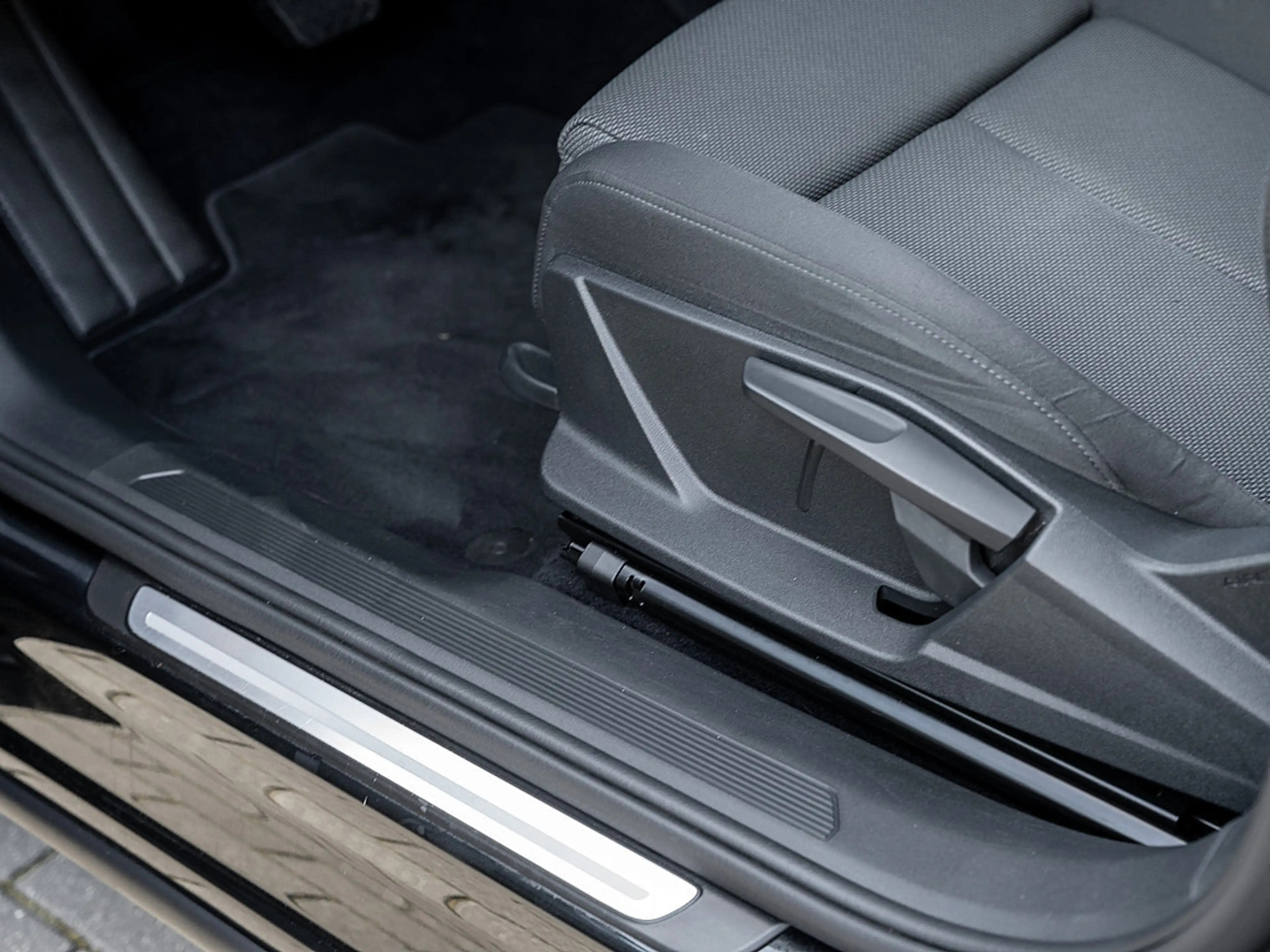 Audi Q4 e-tron 40 AHK PANO KAM LED SHZ PDC ACC — photo 15