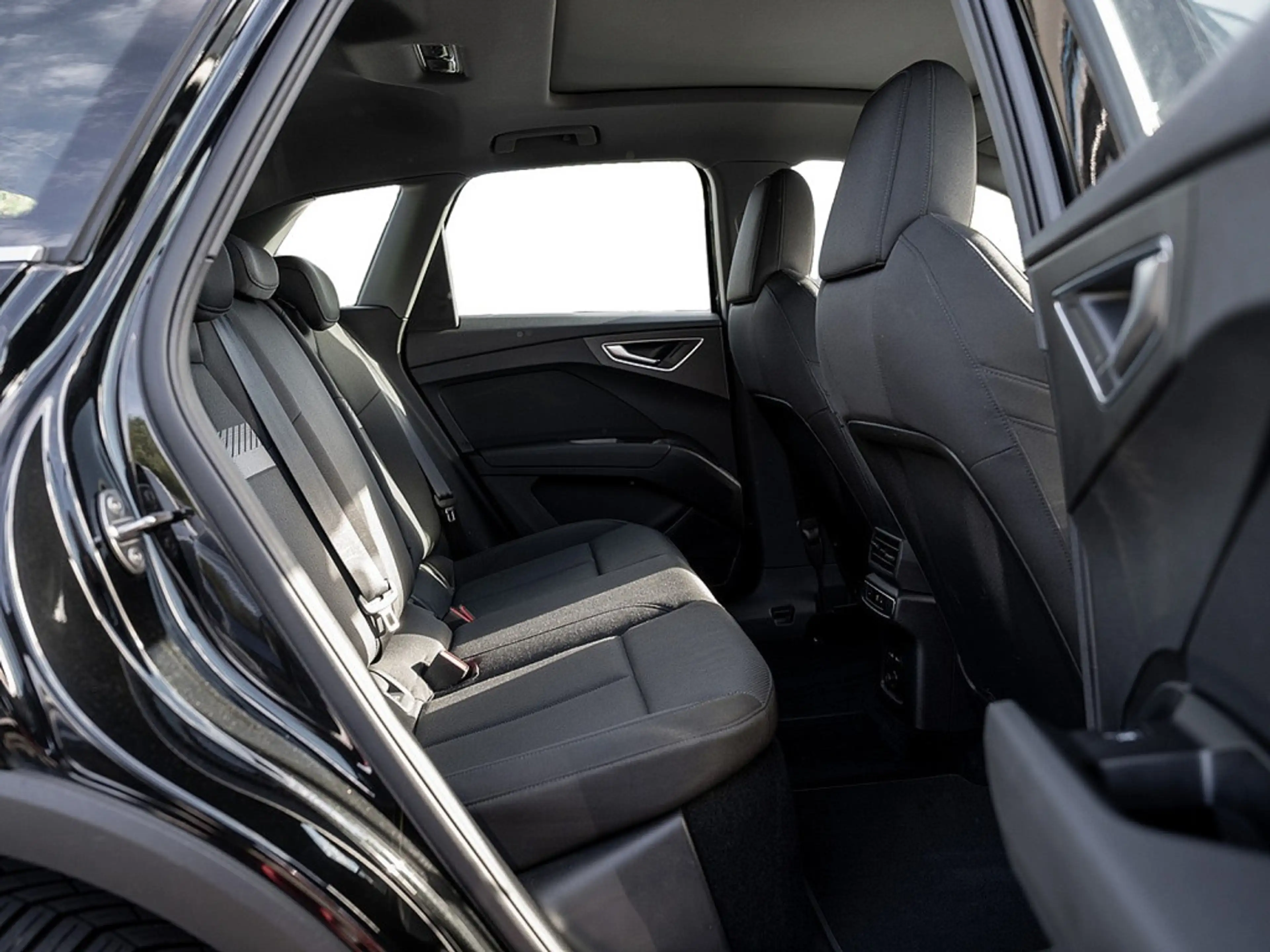 Audi Q4 e-tron 40 AHK PANO KAM LED SHZ PDC ACC — photo 5