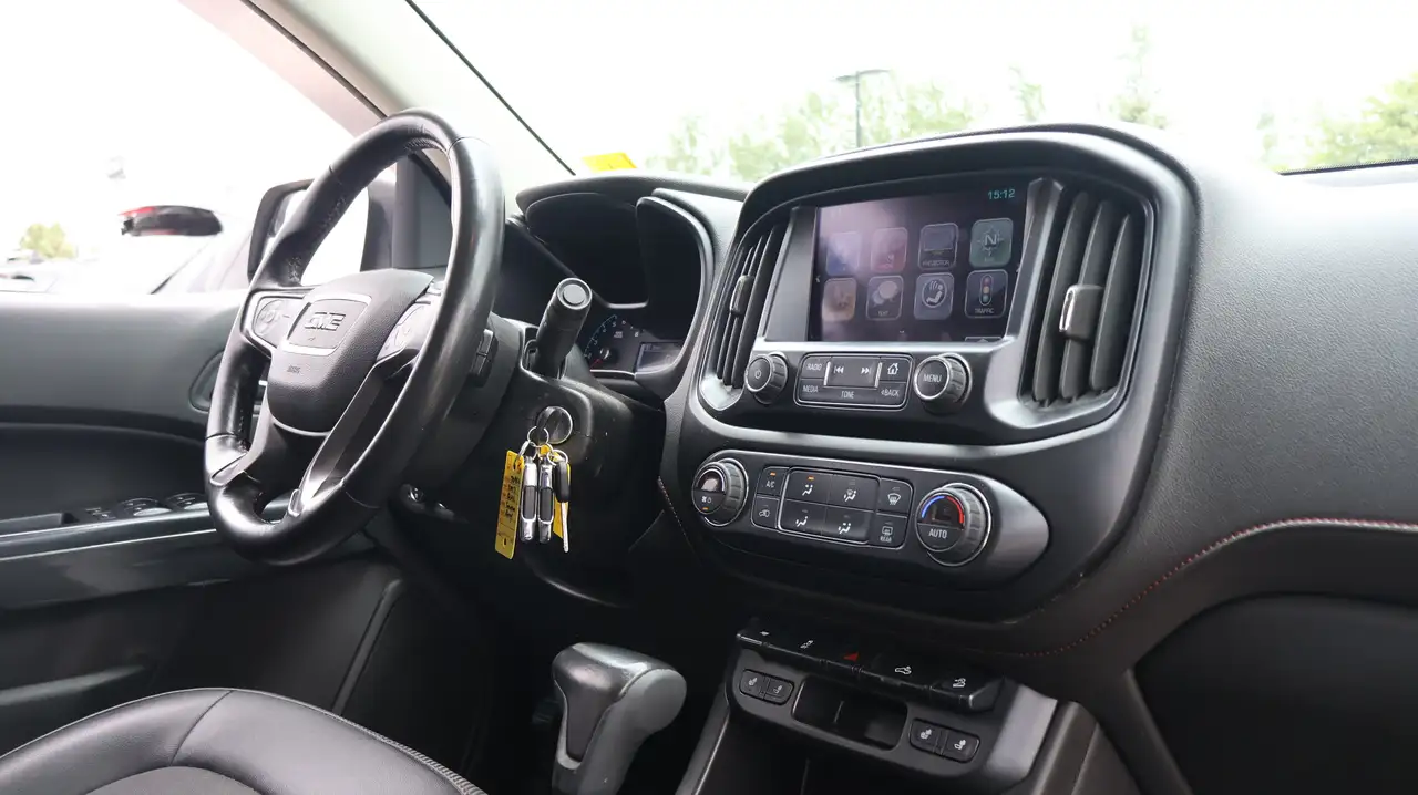 GMC Canyon photo GMC Canyon