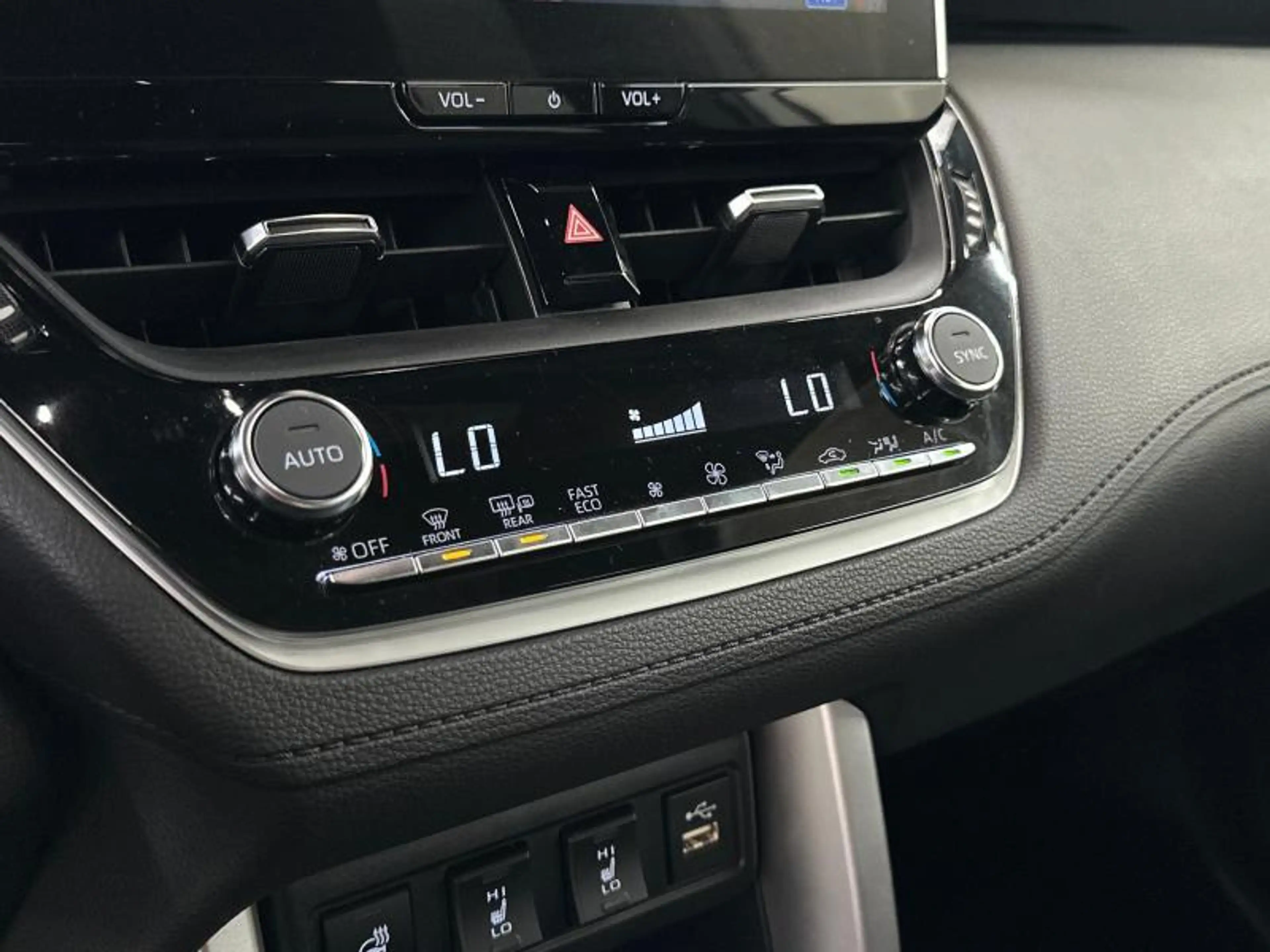 Toyota Corolla Cross Premium — photo 26