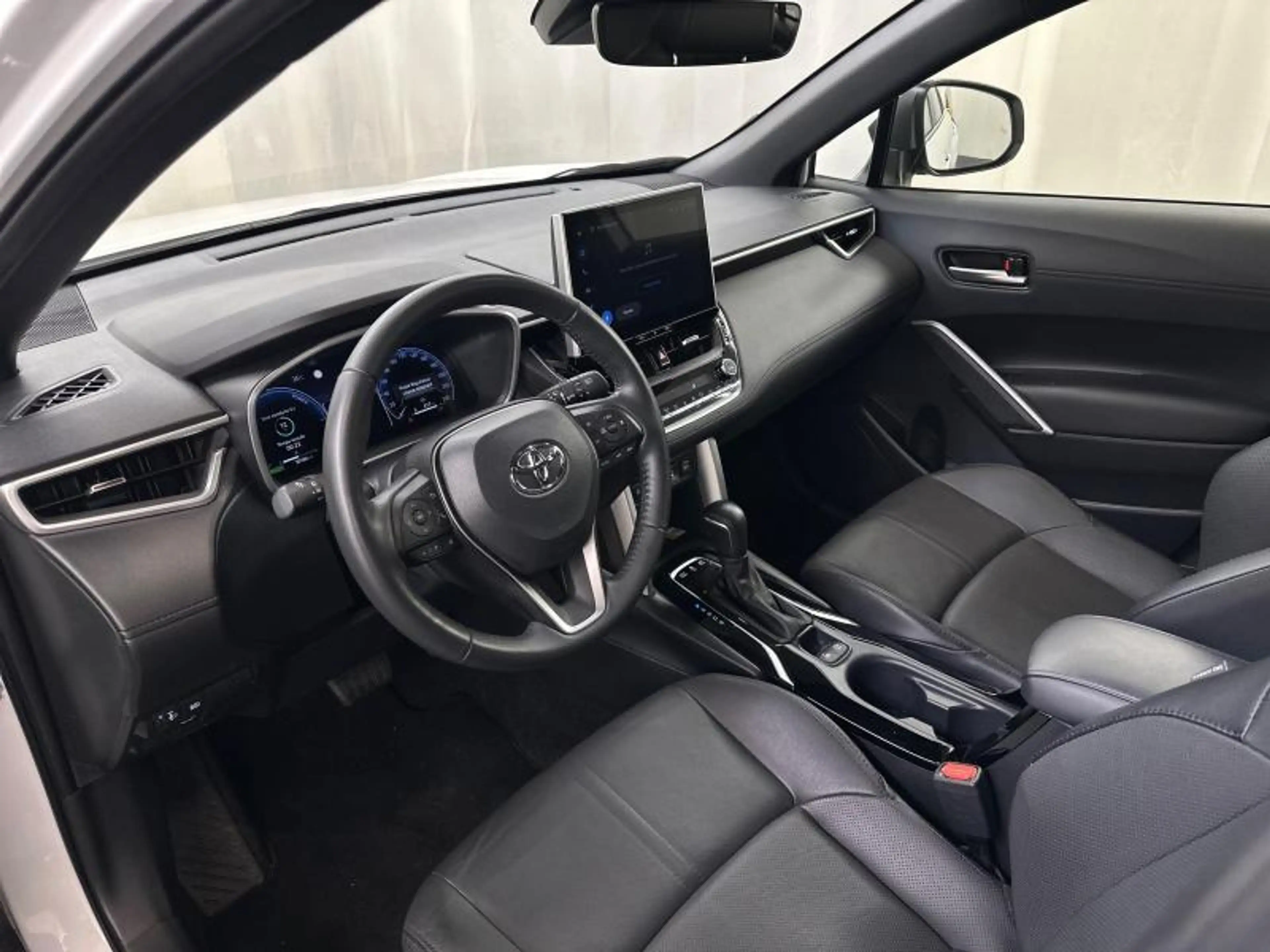 Toyota Corolla Cross Premium — photo 19