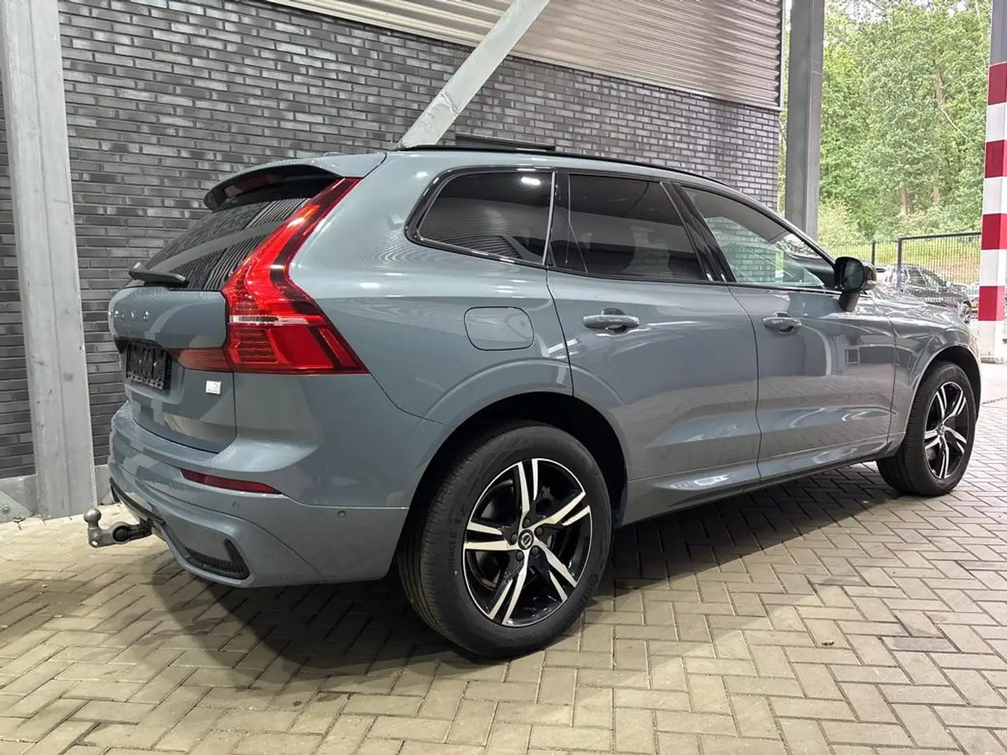 Volvo XC60 T6 Recharge R-Design | ACC | 360° Camera | Panoram Grijs - 2