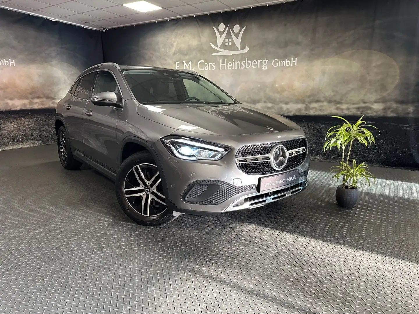 Mercedes-Benz GLA 200 Progressive AHK Business LED MBUX Gris - 1