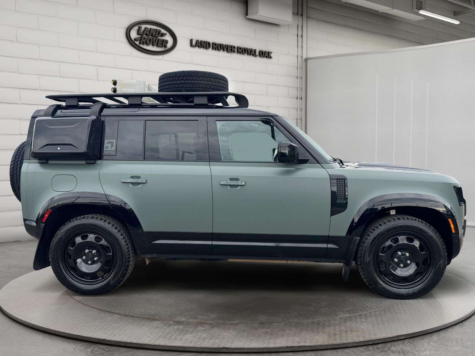 2026 Land Rover Defender ORIGINAL PRICE $124,753 - CERTIFIED -RATES FROM 4.99% — снимка 4