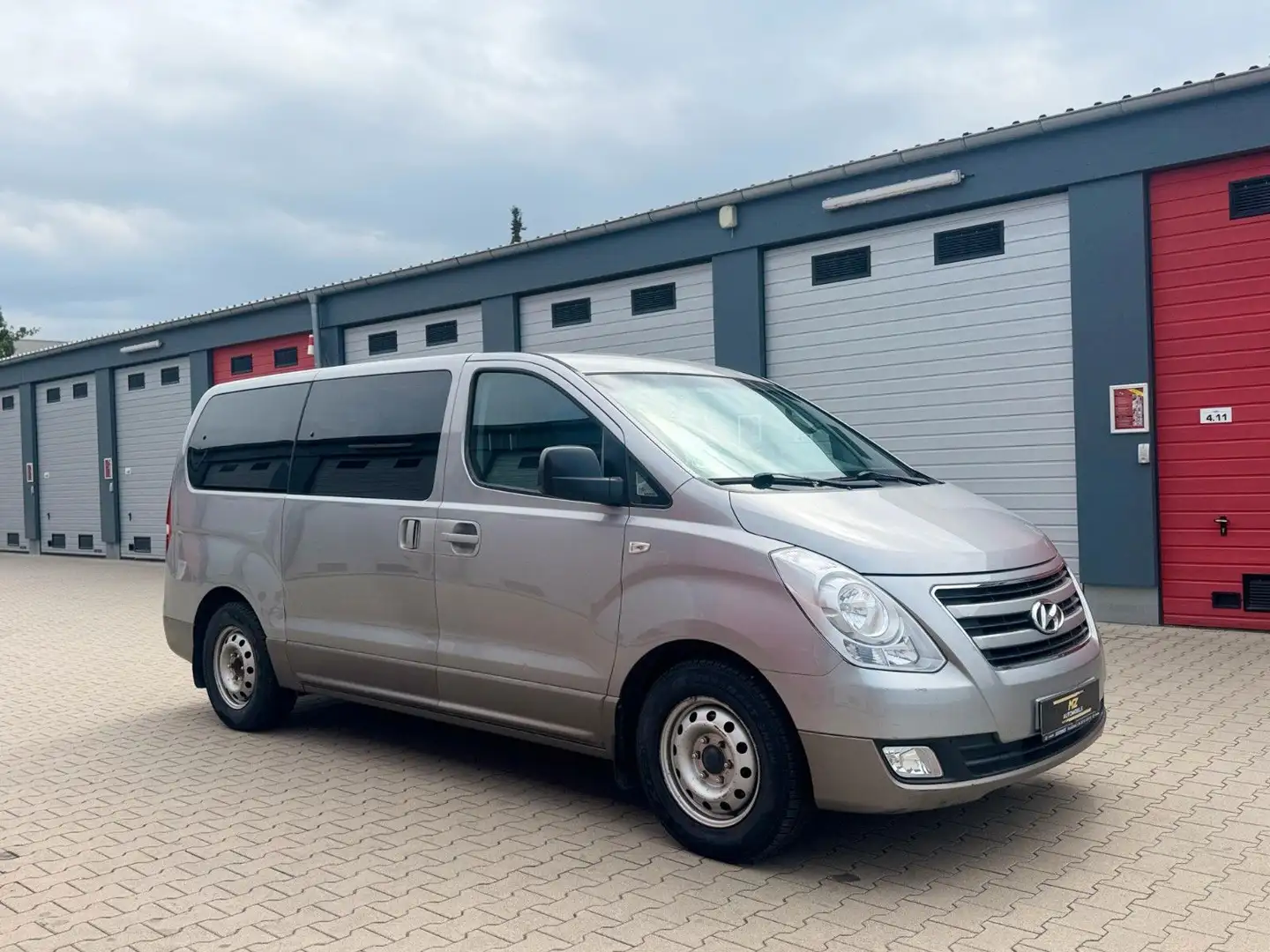 Hyundai H-1 Travel Premium 8 Sitzer GrandStarex Facelift Argent - 1
