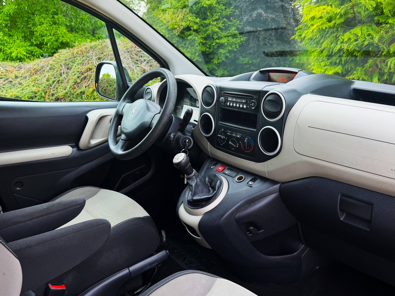 Peugeot Partner Partner Tepee 1.6 HDi 75 CV Multispace 5 PLACES PREMIER PROPRIETAIRE GARANTIE 1 AN AIRCO 117.000 KM !!!! — photo 4