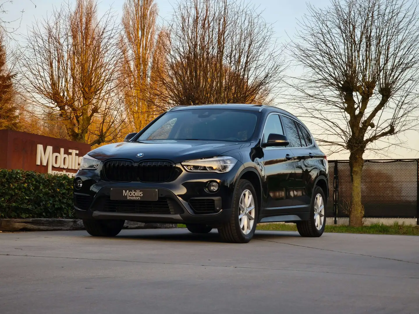 BMW X1 sDrive18i Automaat/PanoDak/Camera/HeadUp/Full-Led Zwart - 1