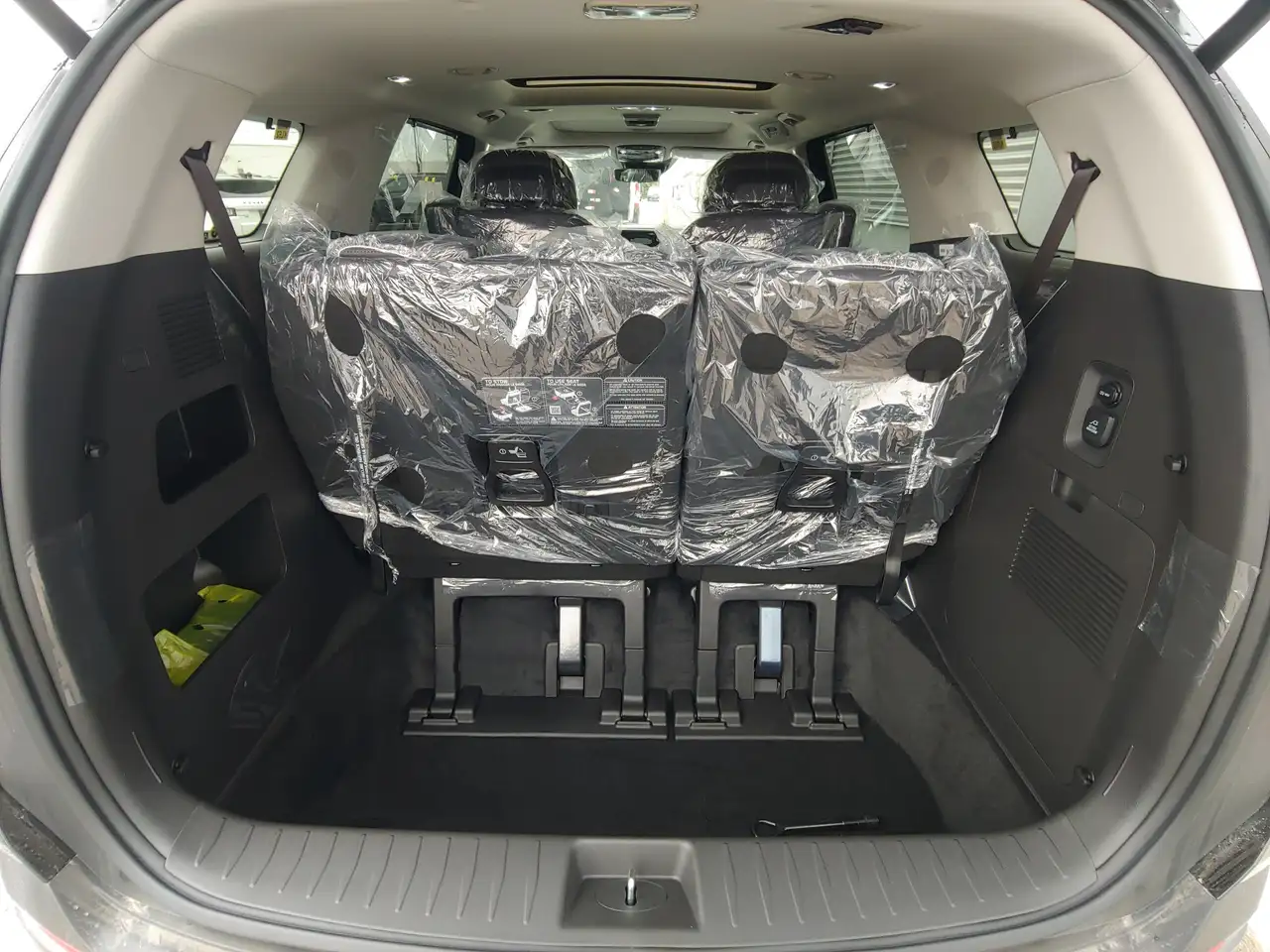 Kia Carnival снимка Kia Carnival