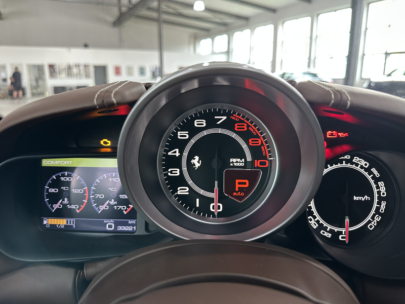 Ferrari California 3.9 V8 — photo 24