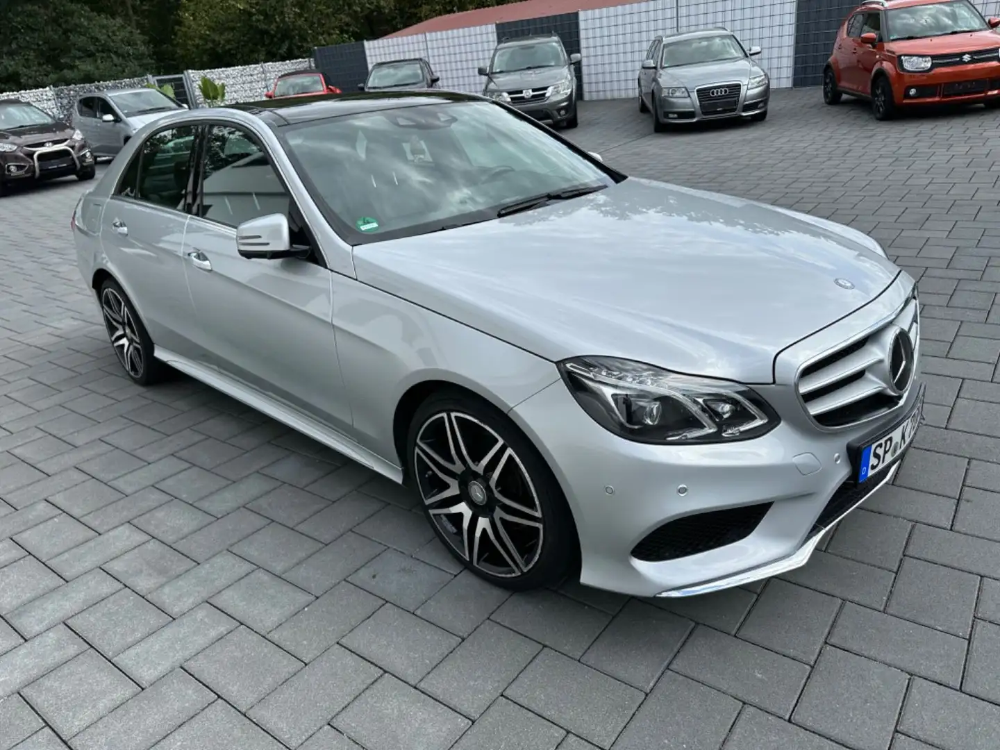 Mercedes-Benz E 250 BlueEfficiency AMG Sport-Paket- 4 Matic Silber - 1