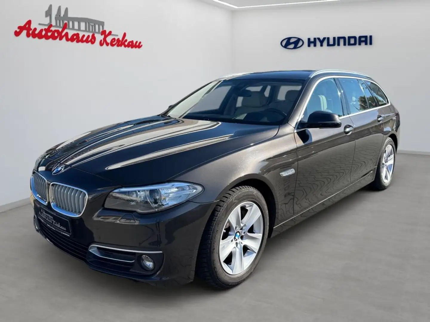 BMW 530 530d Touring Aut.  Luxury Line *AHK*PANO*HUD*CAM*L - 1