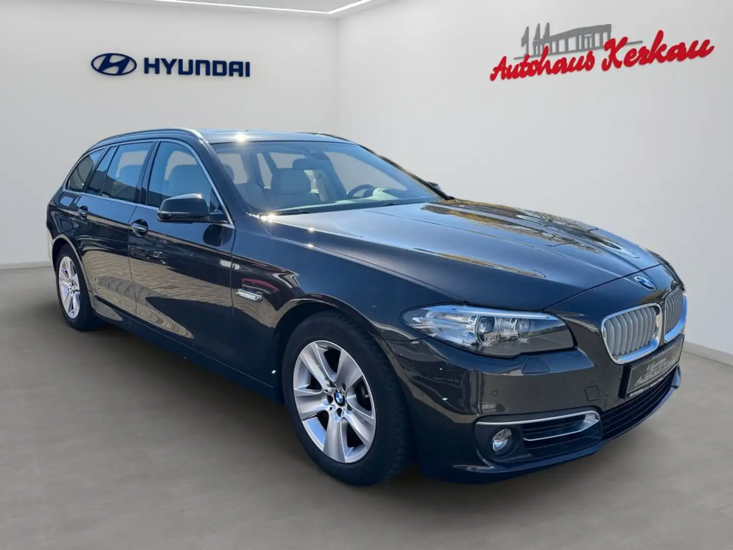 BMW 530 530d Touring Aut.  Luxury Line *AHK*PANO*HUD*CAM*L - 2