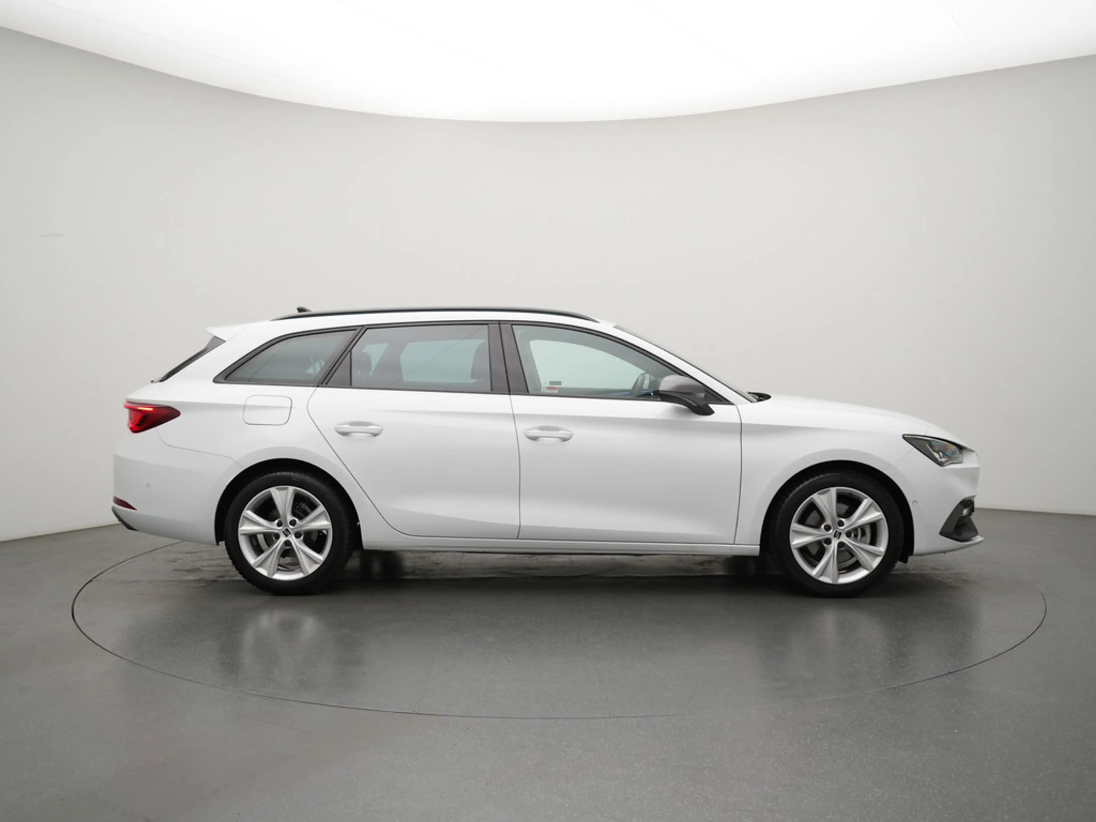 SEAT Leon FR ACC AHK NAVI LED KAM PDC KEYLESS — photo 3