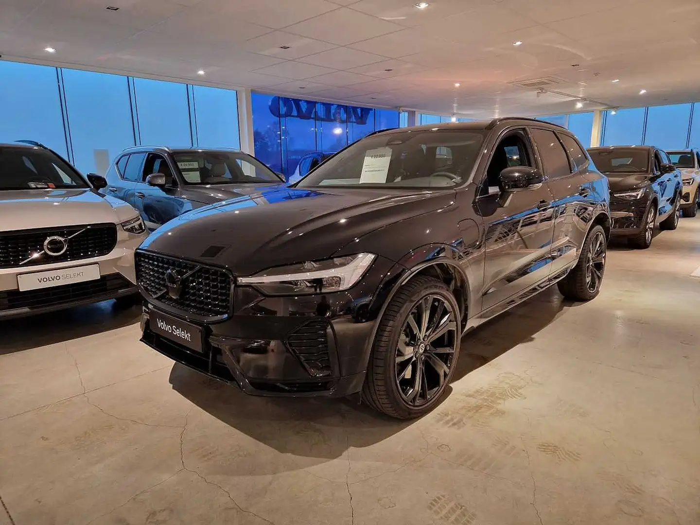 Volvo XC60 Recharge Black Edition Plus, T6 AWD Plug-in hybrid Zwart - 1