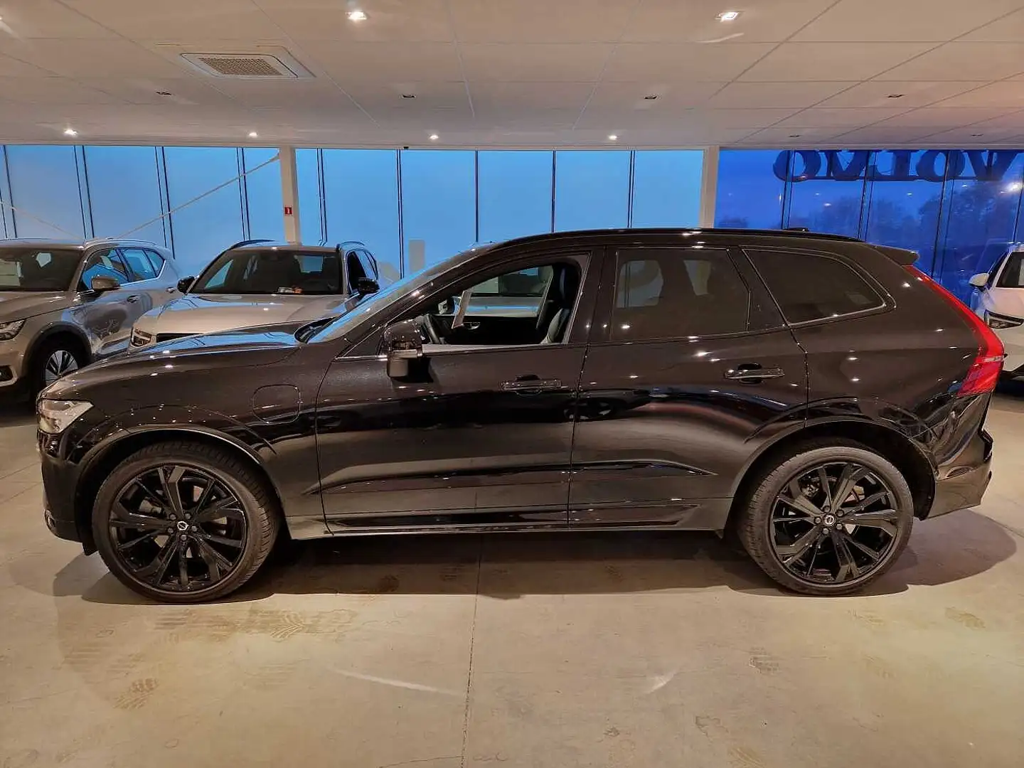 Volvo XC60 Recharge Black Edition Plus, T6 AWD Plug-in hybrid Zwart - 2