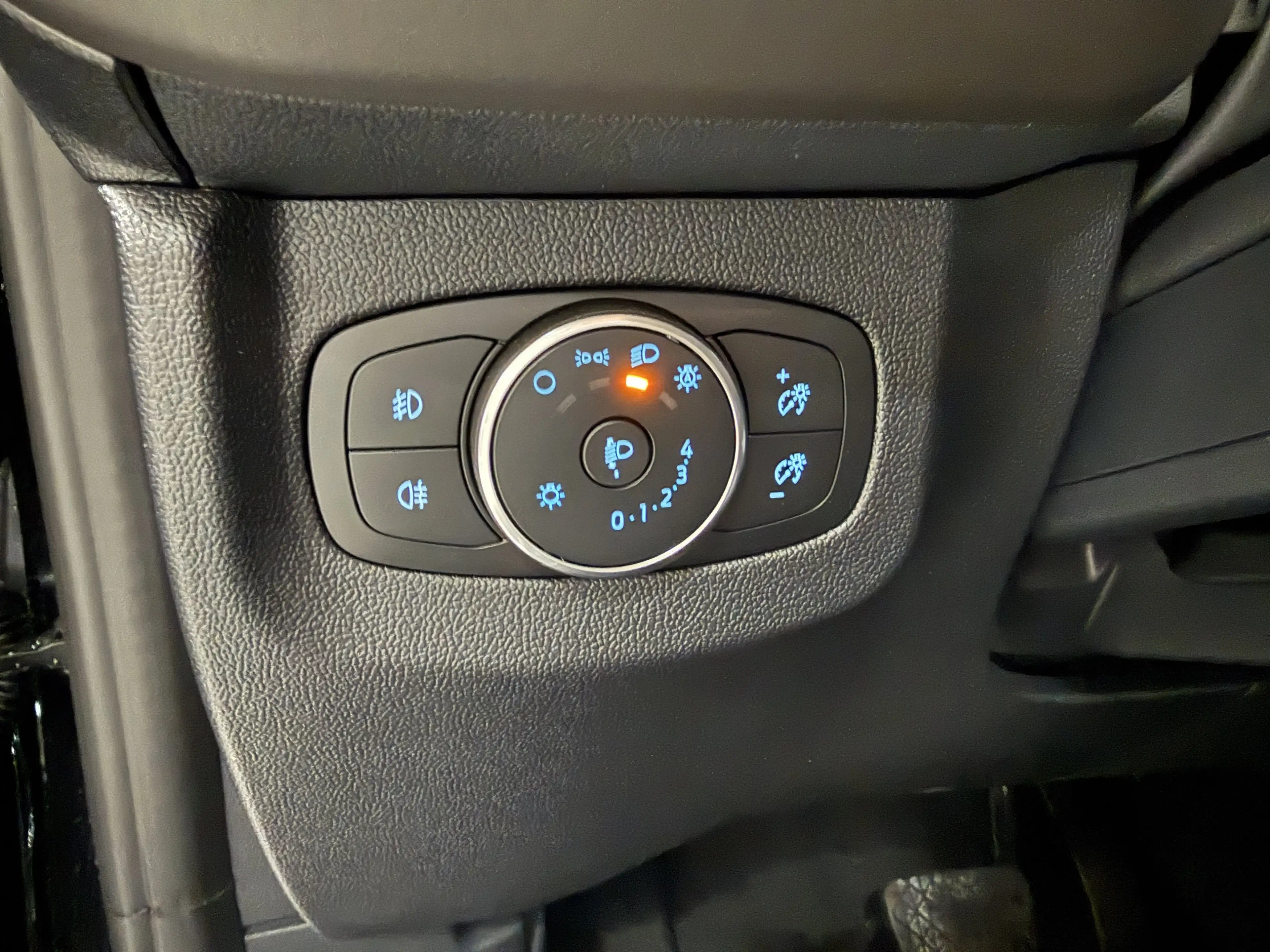 Ford Tourneo Courier Titanium Automatik / Winter-Paket — photo 12