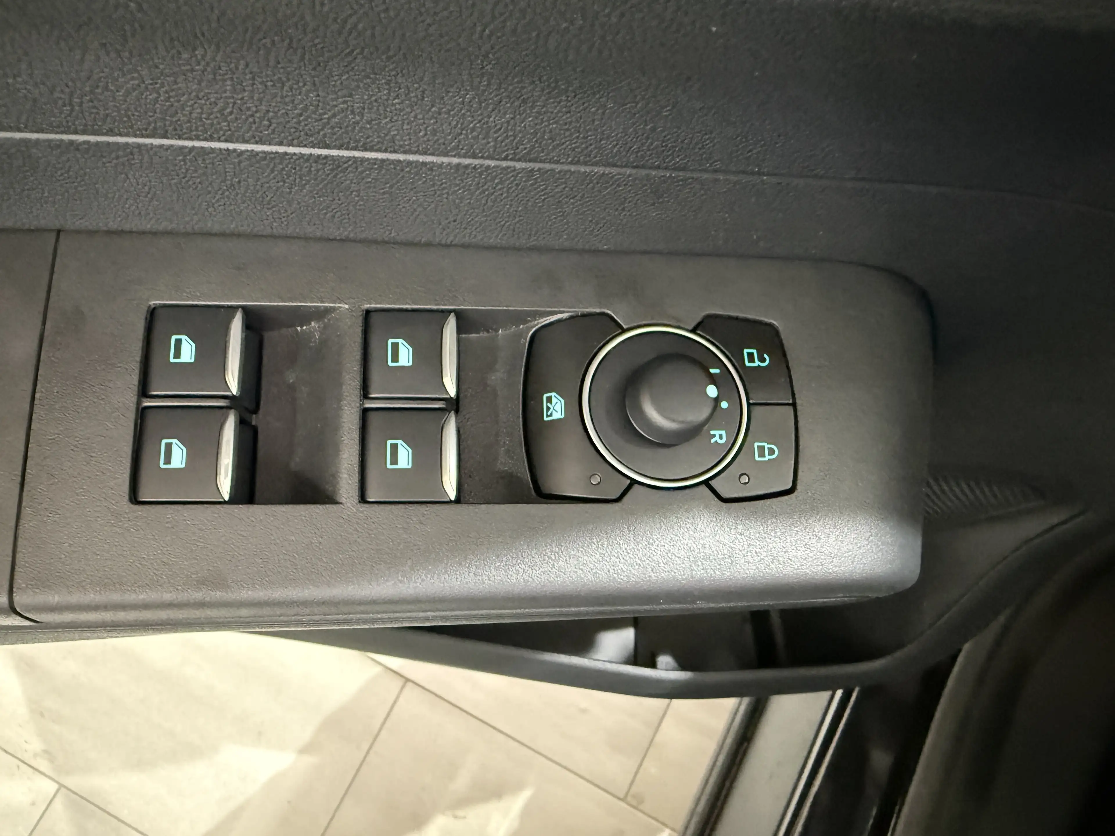 Ford Tourneo Courier Titanium Automatik / Winter-Paket — photo 11