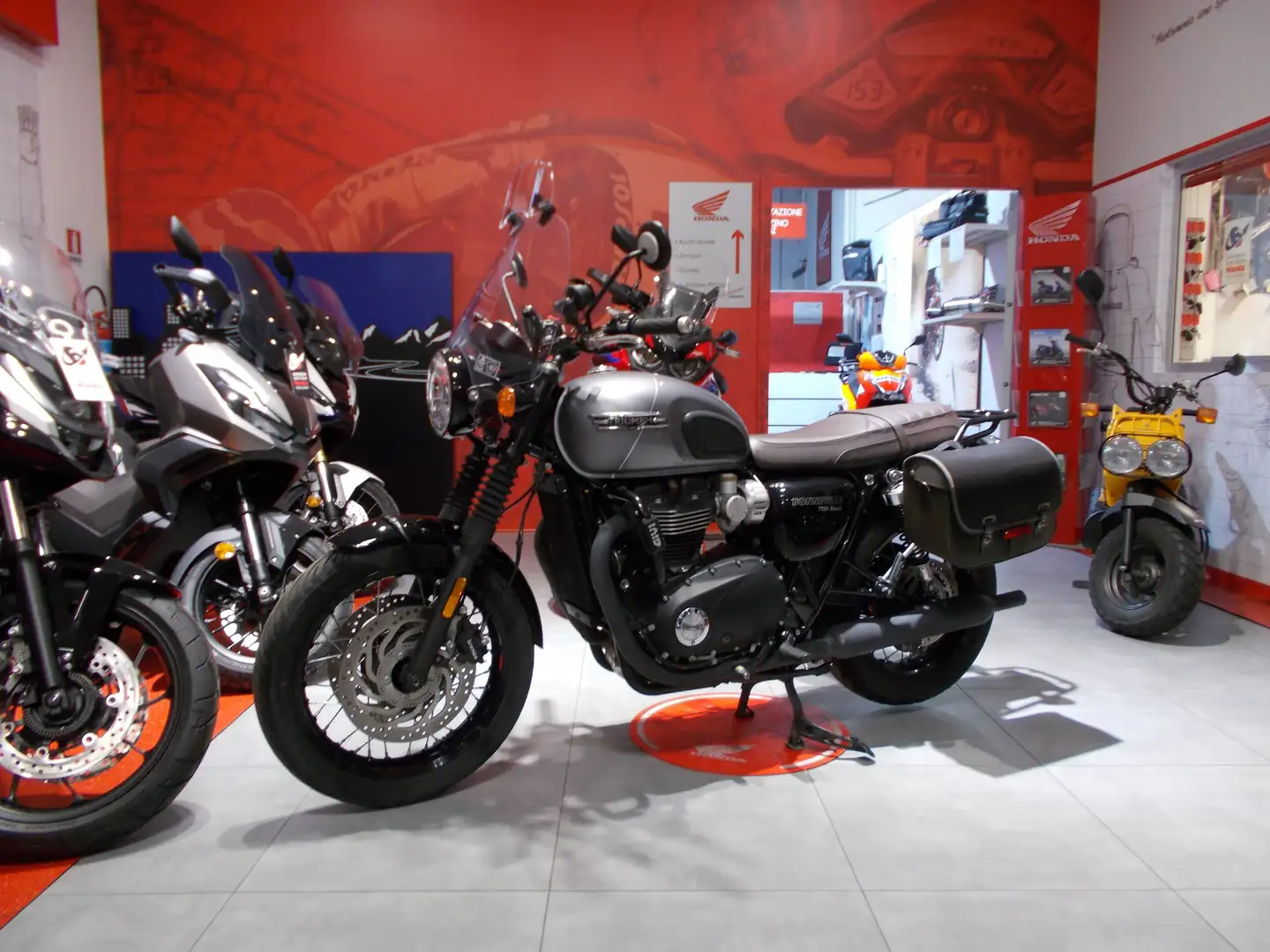 Triumph Bonneville T120 - Black Stealth Edition Grigio - 1