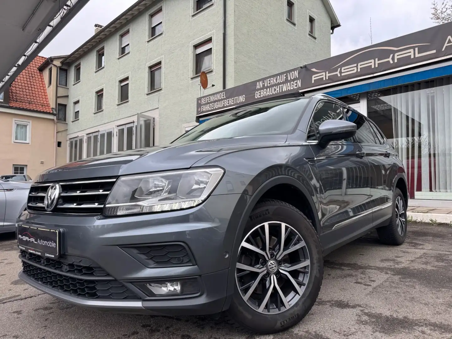 Volkswagen Tiguan Allspace Comfortline*DSG*PANORAMA*LEDER* Gris - 1