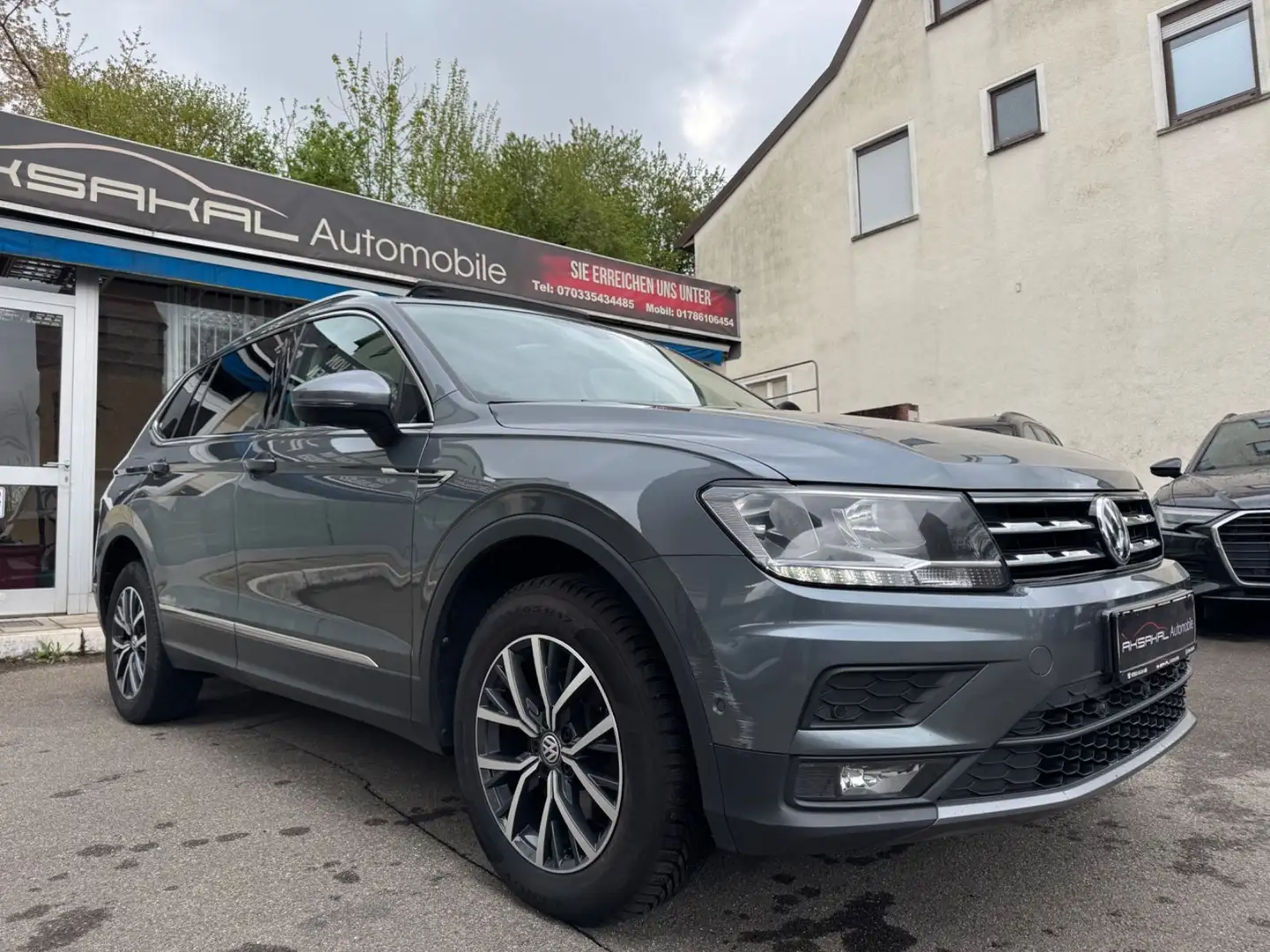 Volkswagen Tiguan Allspace Comfortline*DSG*PANORAMA*LEDER* Gris - 2