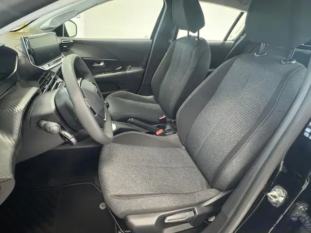 Peugeot 208 view 11