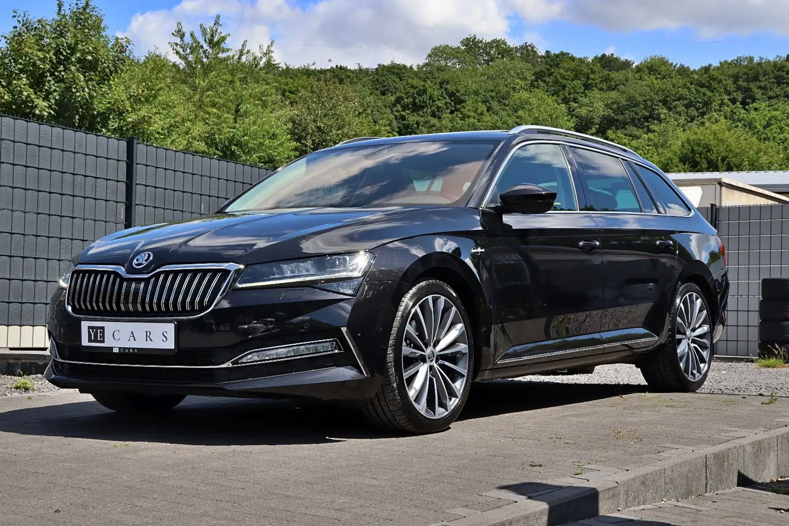 Skoda Superb Combi L&K *ACC*DCC*CANTON*PANO*AHK* Schwarz - 1