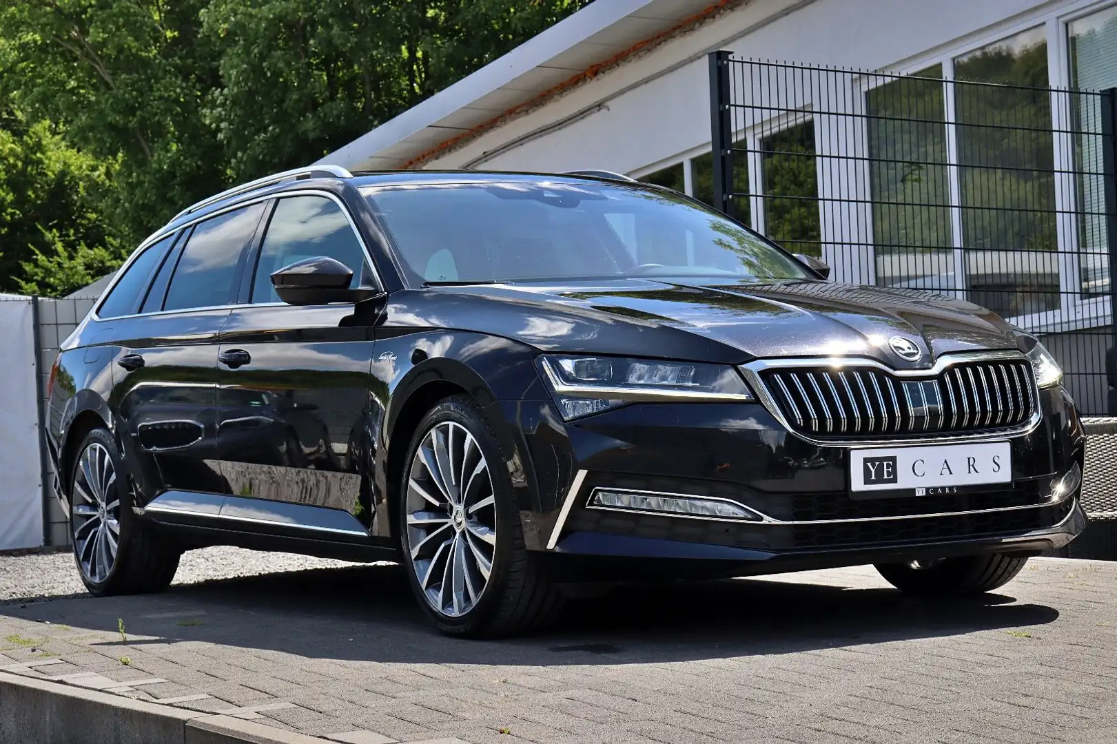 Skoda Superb Combi L&K *ACC*DCC*CANTON*PANO*AHK* Schwarz - 2