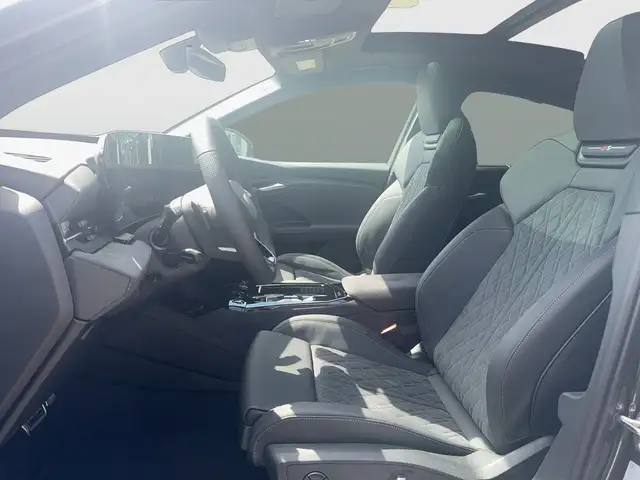 Audi Q6 view 8