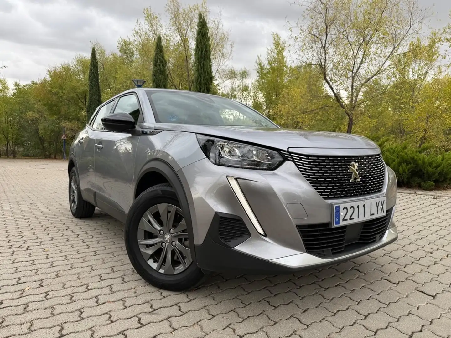 Peugeot 2008 Eléctrico Active Pack 136 (100kW) Grijs - 2