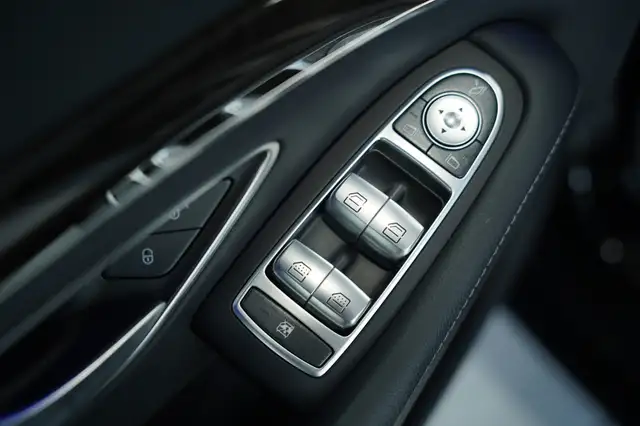 Mercedes-Benz S-Class view 25