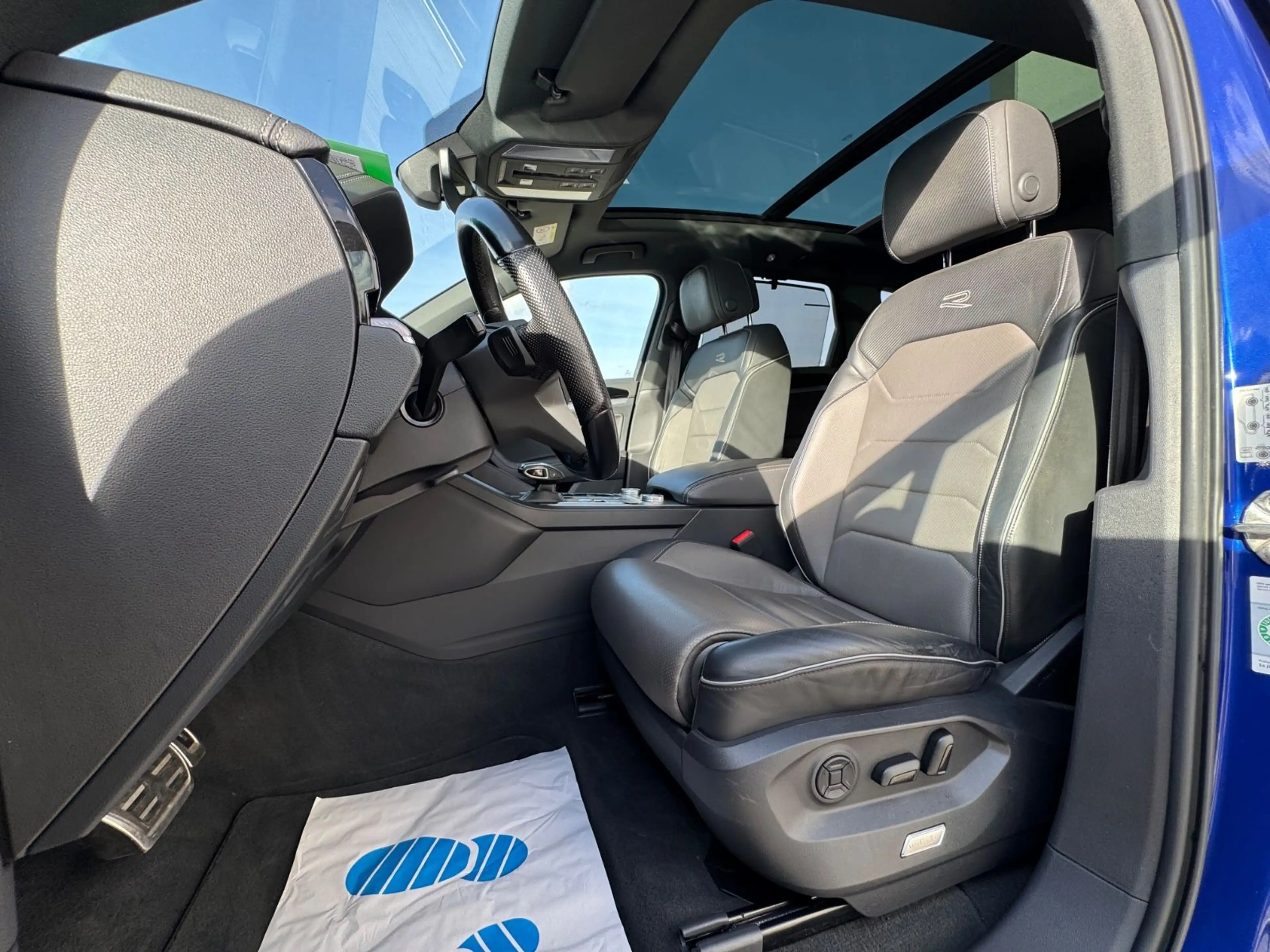Volkswagen Touareg R-Line 4Motion LED/AHK/DYN — photo 10