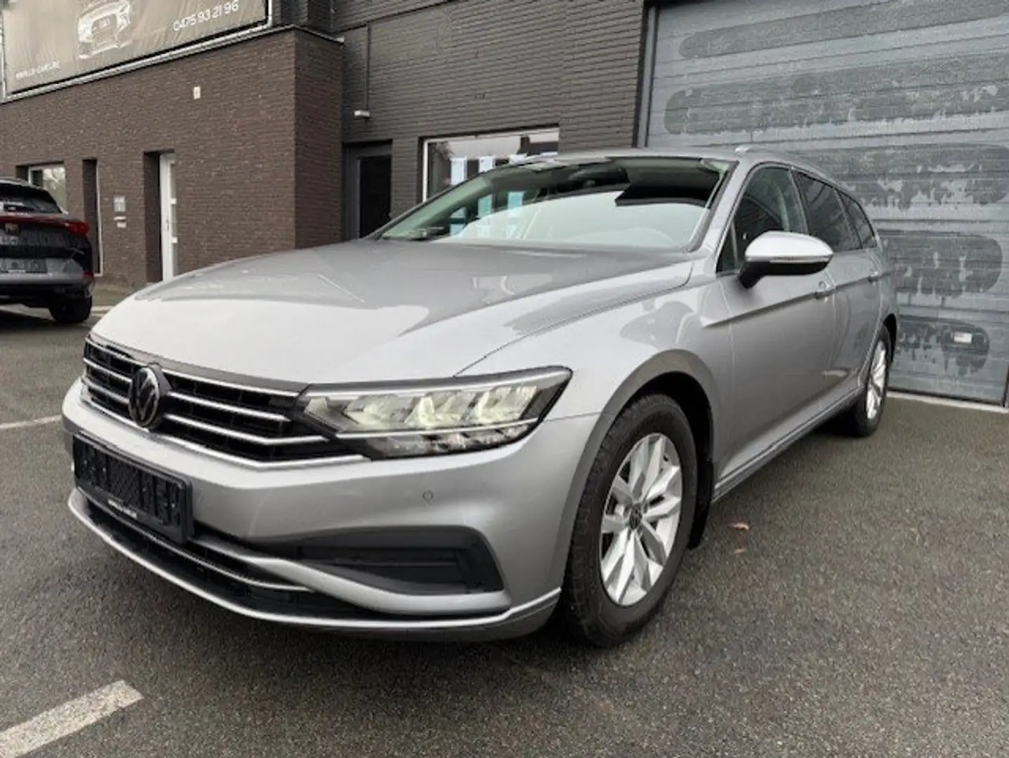 Volkswagen Passat Variant 1.5 TSI DSG Digitale Cockpit Trekhaak Camera App. Grijs - 2