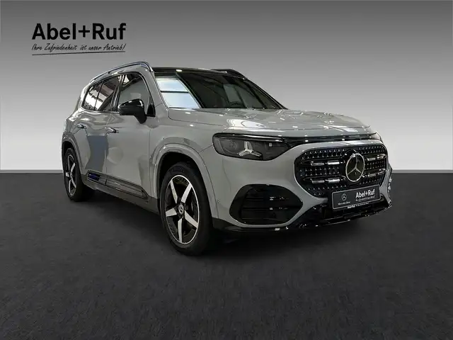 Mercedes-Benz GLB view 3