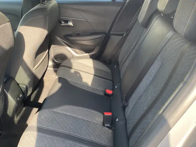 Peugeot 208 view 9