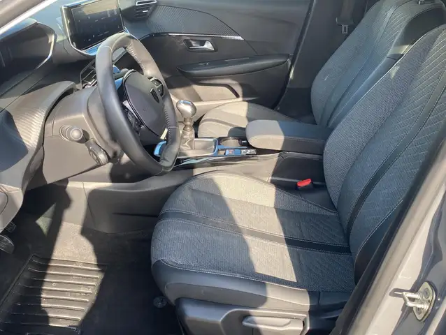 Peugeot 208 view 11